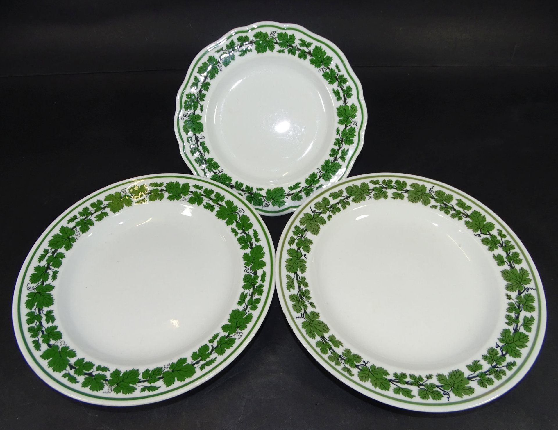 3x div. Teller "Meissen" Weinlaub, durchschliffen,D- 15 bis 18 cm- - -22.61 % buyer's premium on the