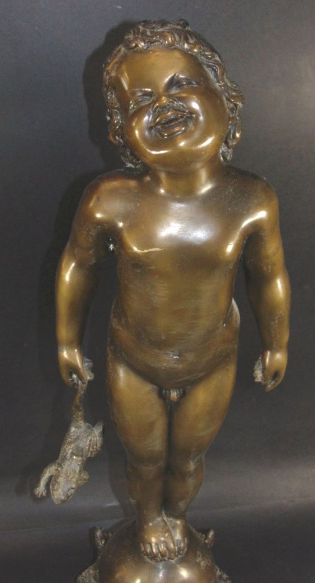 hohe Bronze, Junge mit Fröschen, wohl Wasserspeier, H-59 cm, 4,6 k- - -22.61 % buyer's premium on - Bild 2 aus 7