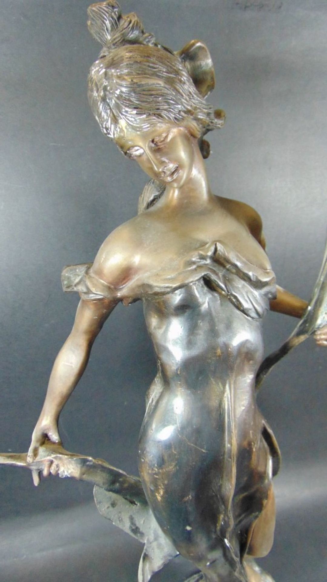 Bronze im Juggendstil, Mädchen, auf Marmorsockel, H-67 cm, 10,93 k- - -22.61 % buyer's premium on - Bild 2 aus 6