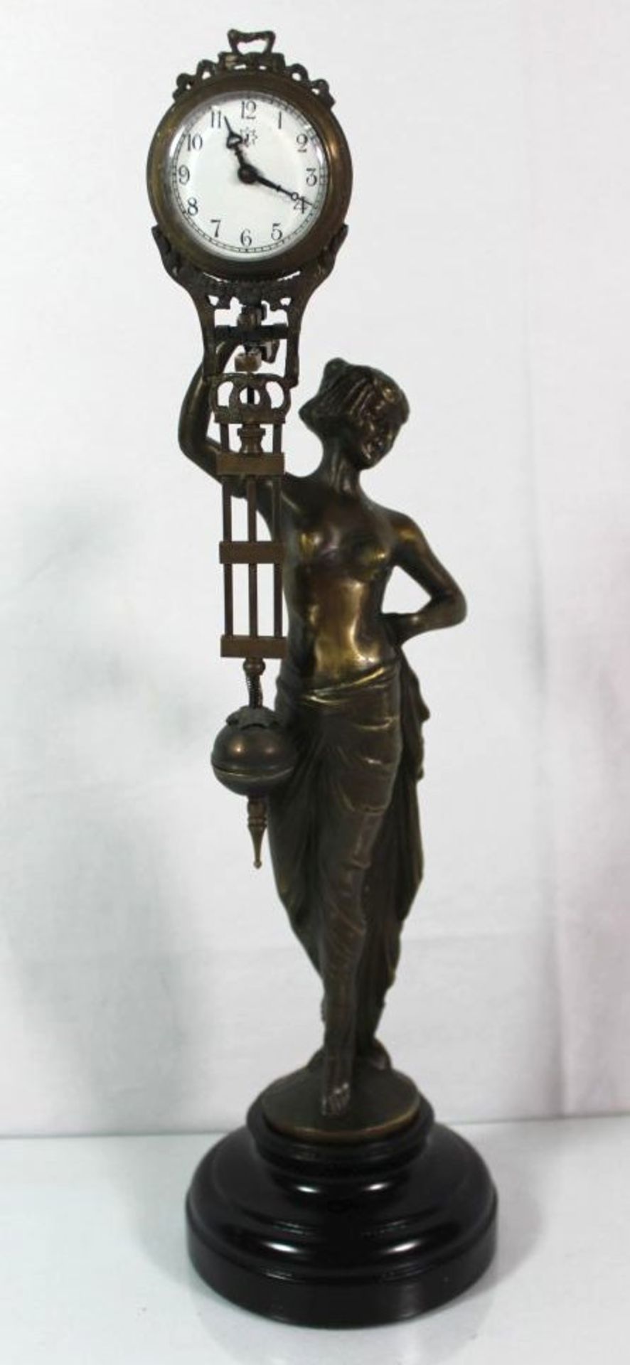 Figurenuhr, weibl. Halbakt, Metallguss bronziert, 20. Jhdt., Werk läuft kurz an, H-37cm.- - -22.61 % - Bild 2 aus 5