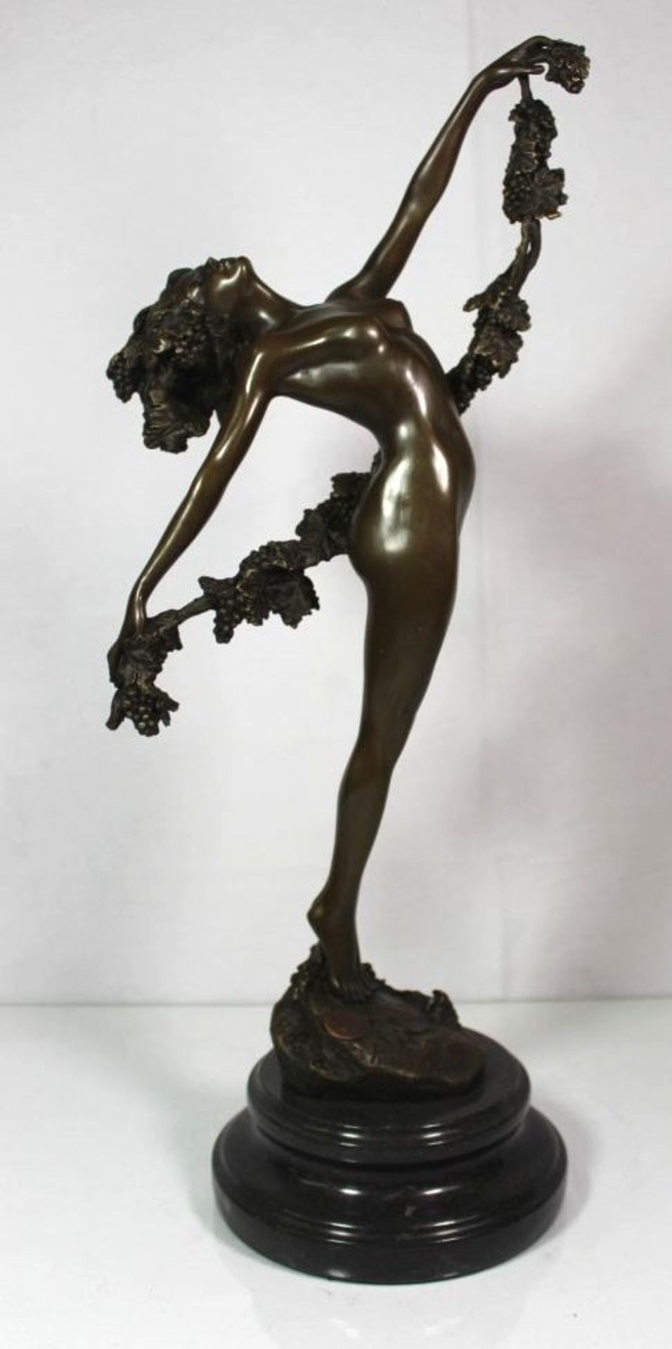 Bronzefigur 'Weiblicher Akt', Bronze, patiniert, auf Marmorsockel montiert, signiert Pierre