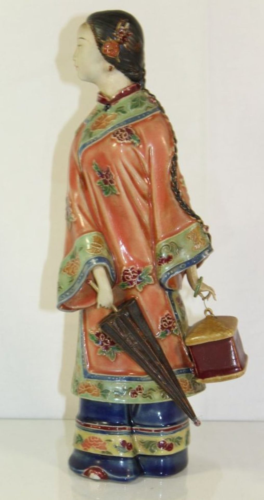 Figur, chinesische Dame mit Schirm und Korb, gemarkt, an den Ohren min. bestossen, H-30cm.- - -22.61 - Bild 4 aus 6