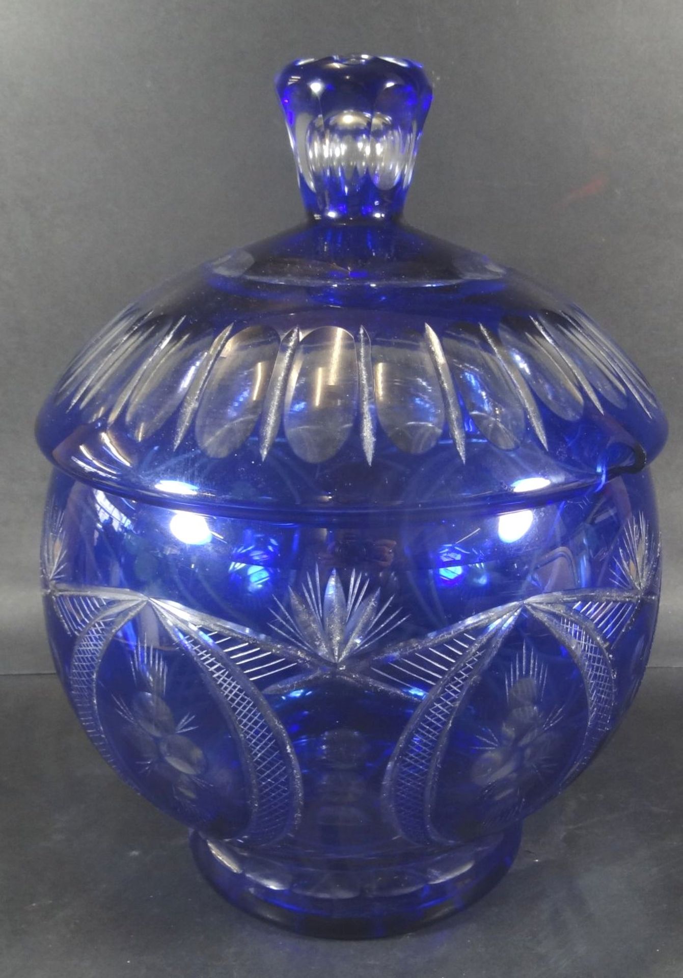 Kristall-Vase blau überfangen und mit Schliff, wohl Nachtmann, H-16 c- - -22.61 % buyer's premium on - Bild 4 aus 7