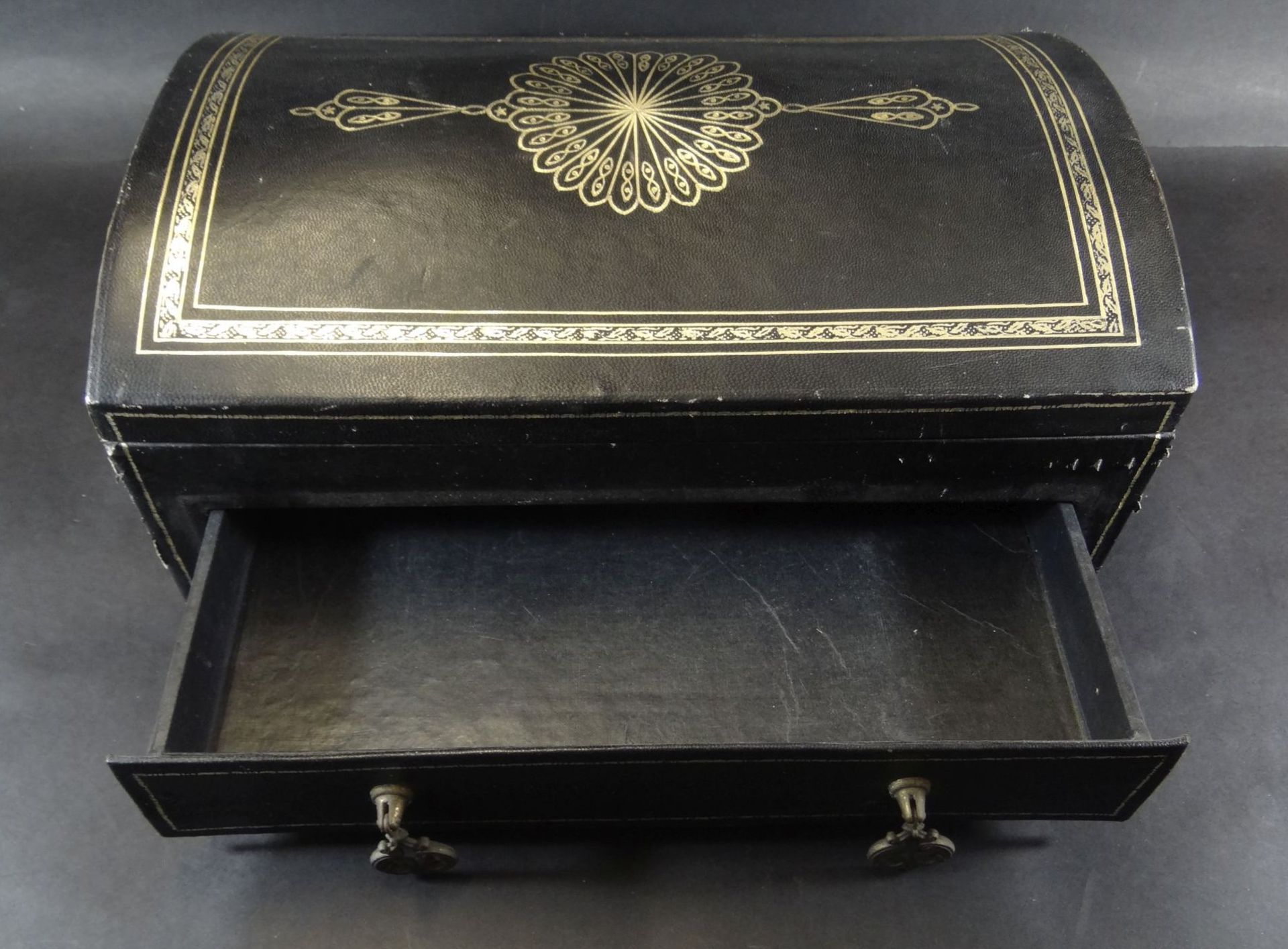 gr. Pappmachee-Kasten mit Schublade, seitl. Griffe, Alters-u. Gebrauchsspuren, H-17 cm, 40x25 - Bild 4 aus 5