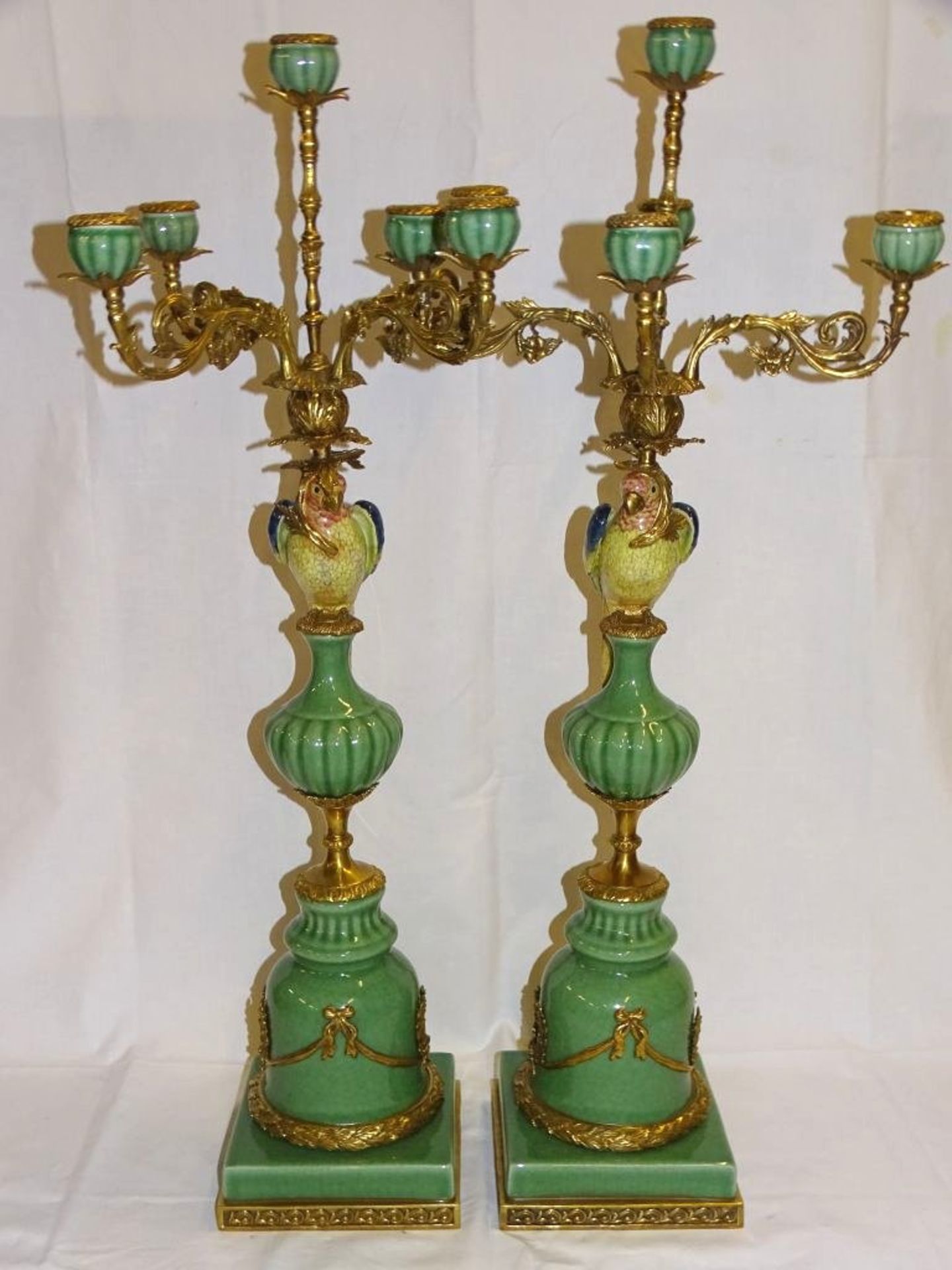 Paar hohe 5flammige, Leuchter, Papageien, Bronzemonturen, 20. Jhdt., gemarkt, je H-85cm ca. D-38cm.-