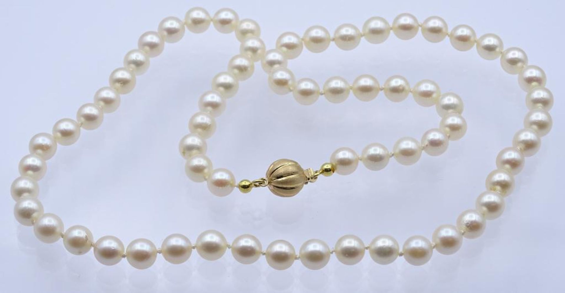 Perlen Halskette mit einer Goldschließe 585/000, L- 54c- - -22.61 % buyer's premium on the hammer