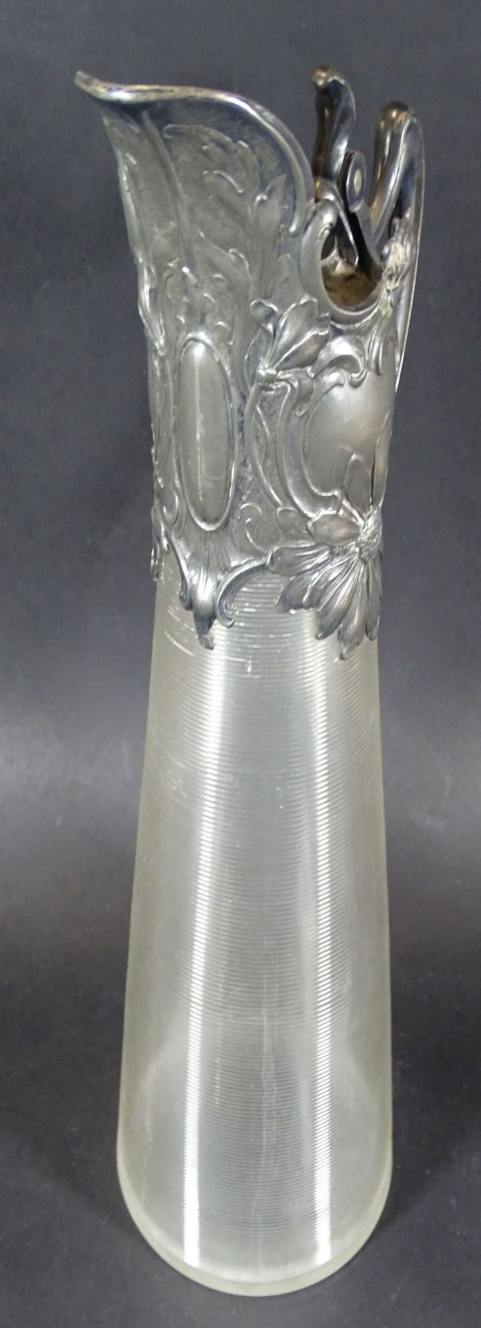 hoher Weinkrug "WMF B" um 1890, geriffeltes Glas mit Britannia Metall, gut erhalten, H-32,5 cm- - - - Bild 5 aus 5