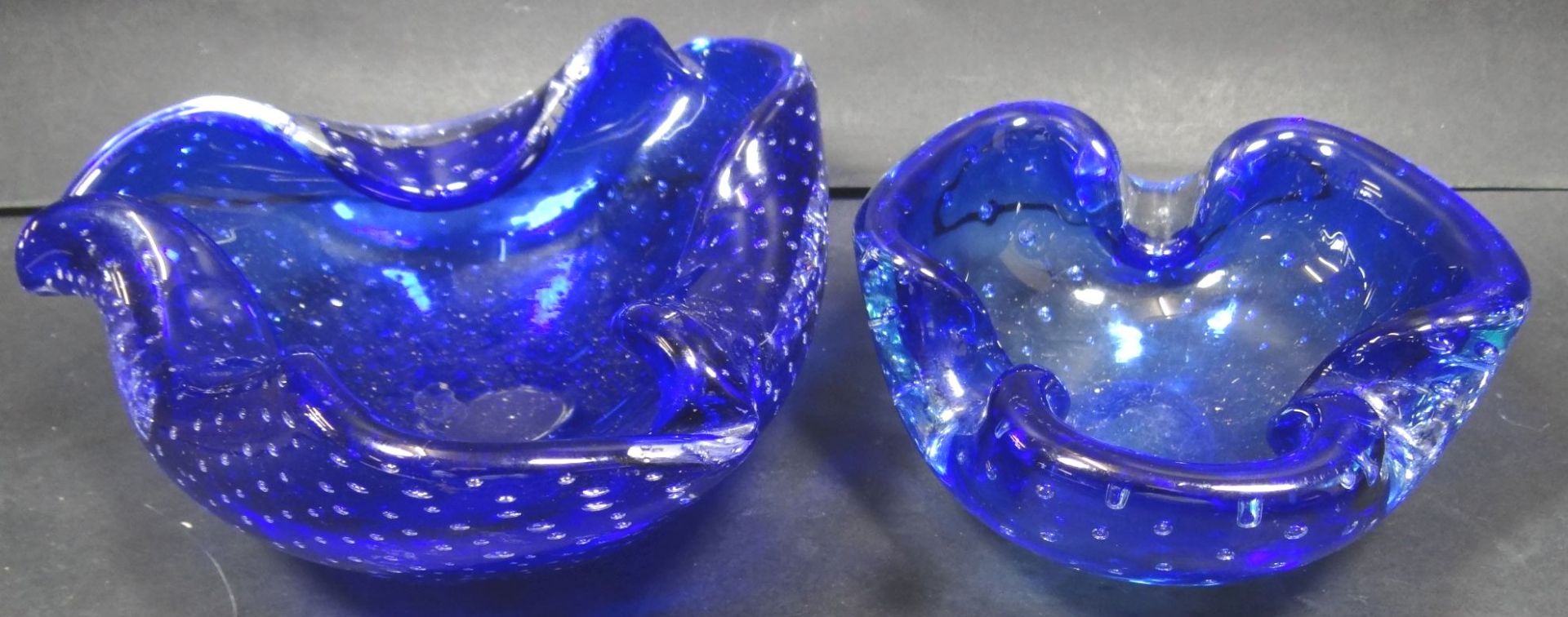 2x blaue Aschenbecher, Murano, D-10 und 14 cm- - -22.61 % buyer's premium on the hammer priceVAT