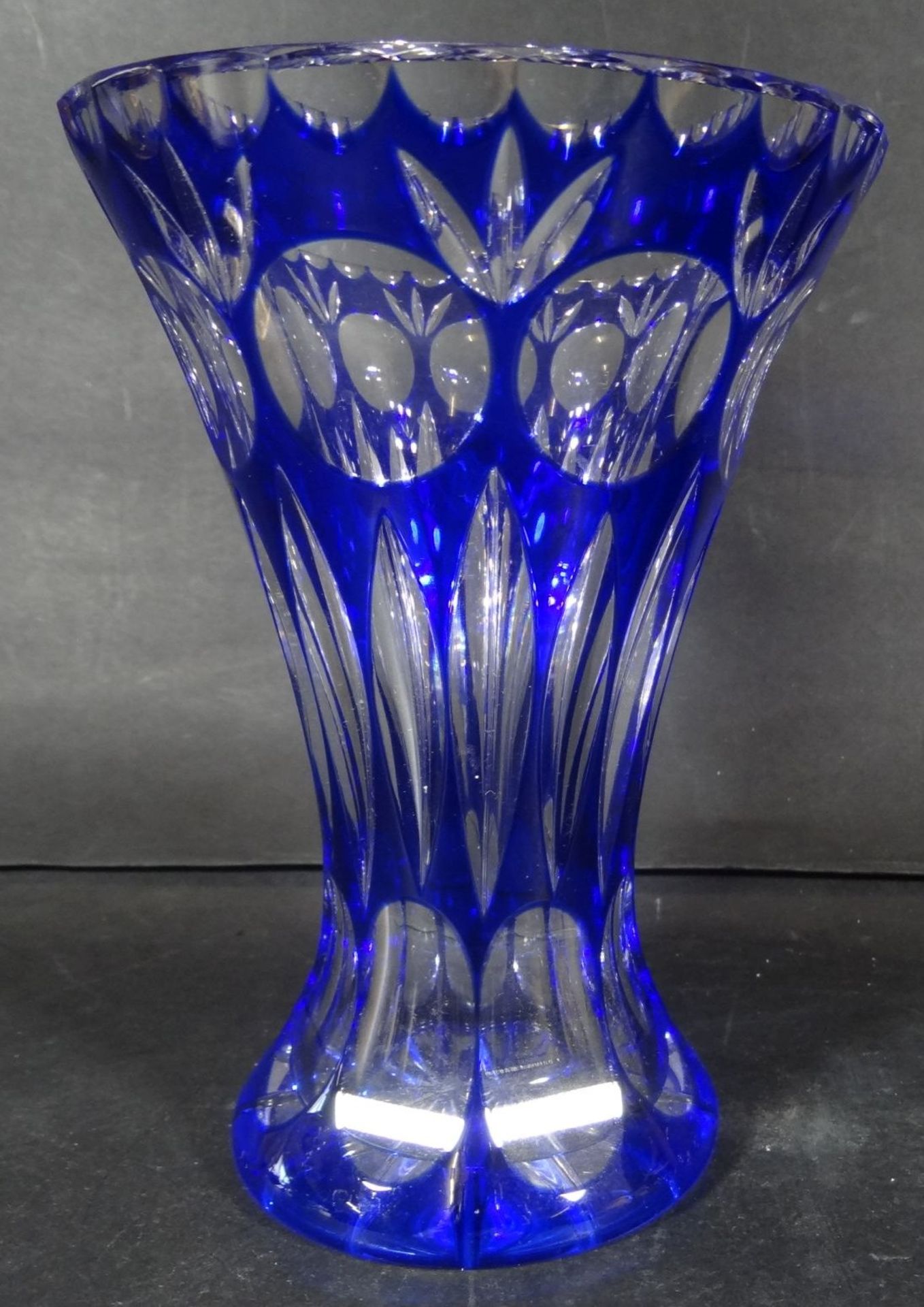 Kristall-Vase blau überfangen und mit Schliff, wohl Nachtmann, H-16 c- - -22.61 % buyer's premium on