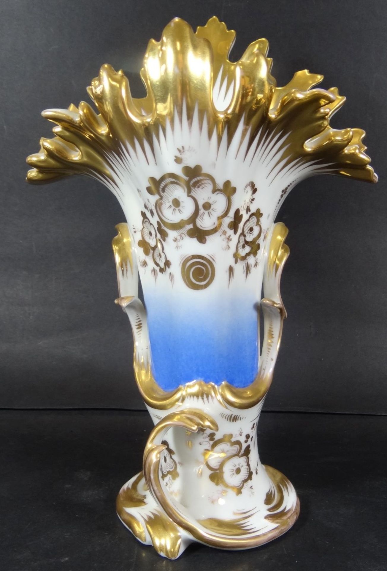 Biedermeier-Vase, Front mit Golddekor auf blauen Fond, H-25 cm, B-17 cm, eine Zacke minim.