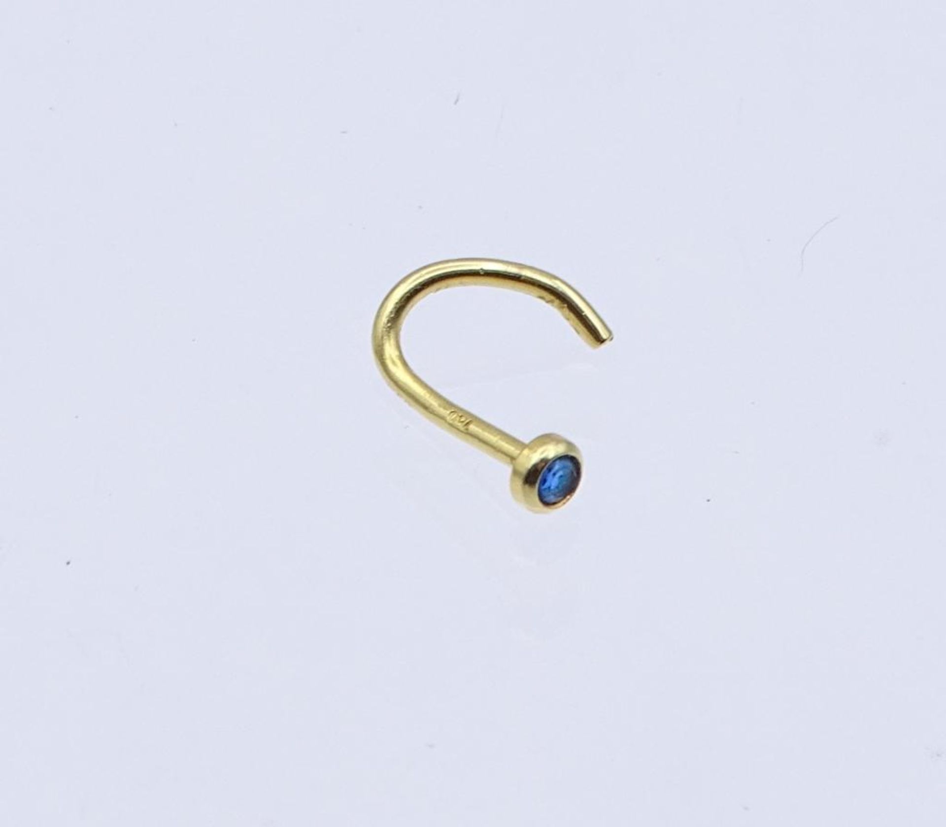 Nasenring, GG 750/000 mit einen blauen Farbstein,L- 9,4mm, 0,20gr.- - -22.61 % buyer's premium on