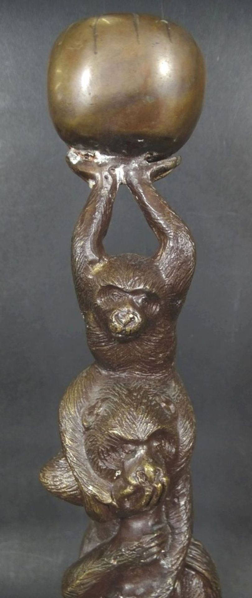 Bronze "Drei Affen mit Ball", H-33 cm, 10x10 cm- - -22.61 % buyer's premium on the hammer priceVAT - Bild 3 aus 9