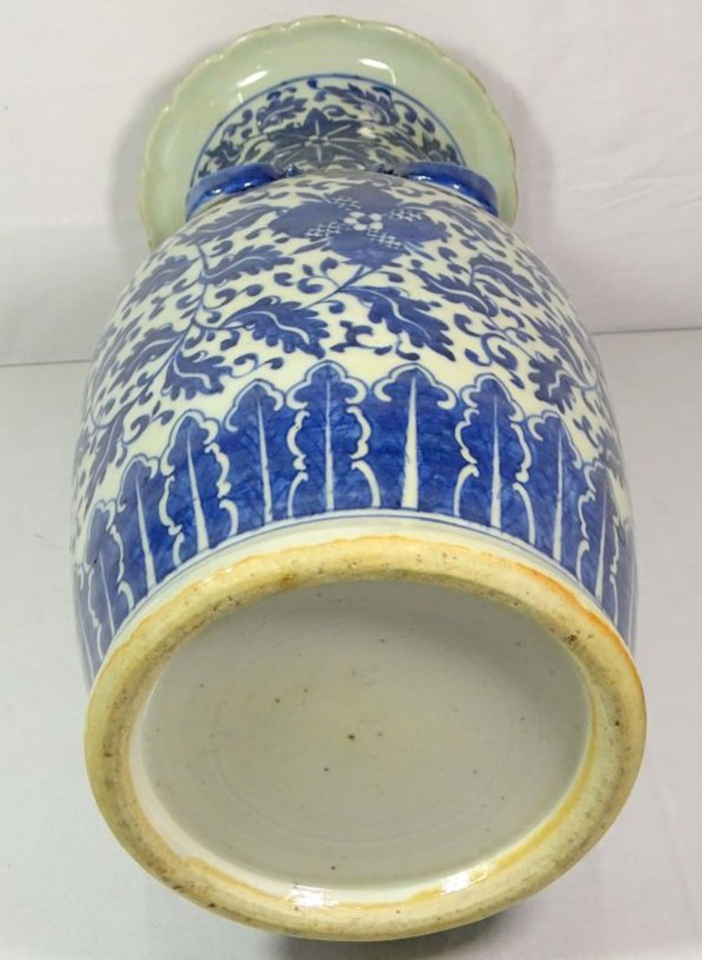 hohe Vase, wohl China, Löwen als Handhaben, sowie plast. Echsen, blaues Dekor, 1x Echse bestossen - Image 8 of 8