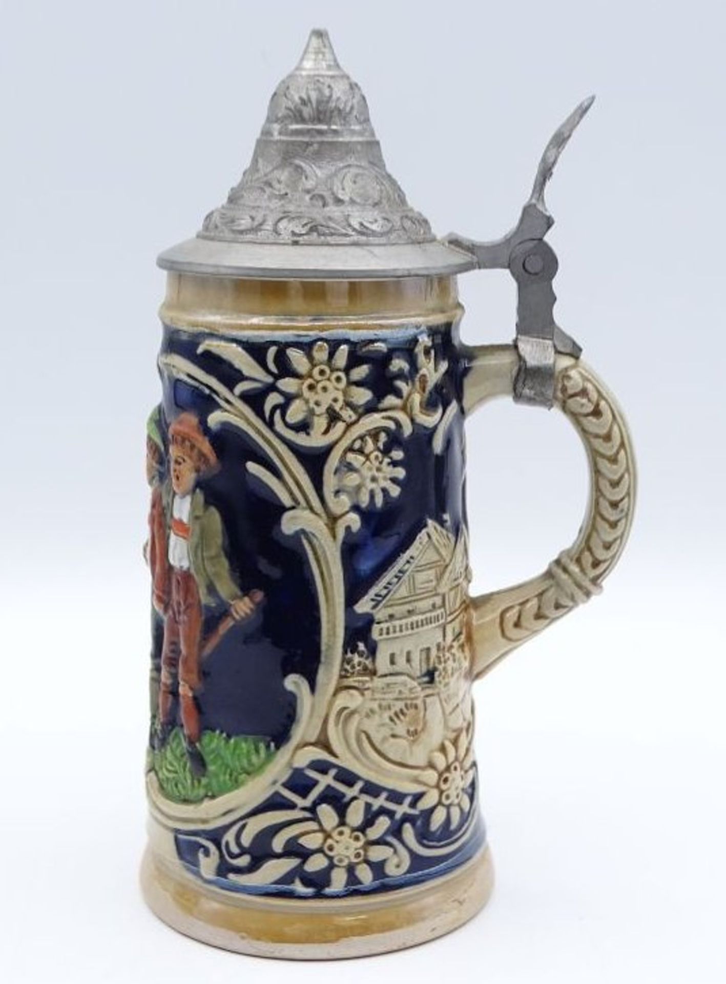 kl. Bierkrug mit Zinndeckel, Reliefdekor, H-14,5cm.- - -22.61 % buyer's premium on the hammer