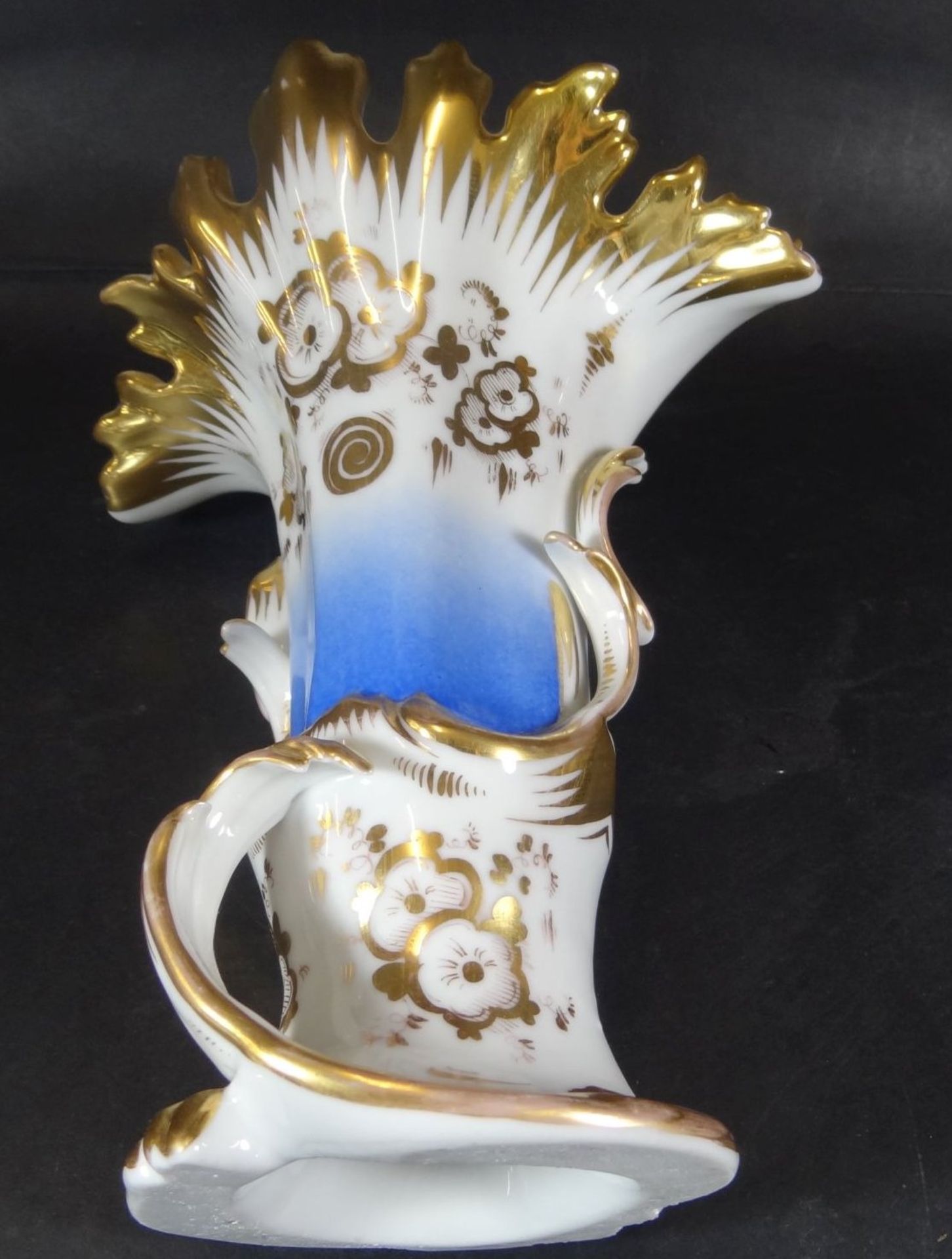 Biedermeier-Vase, Front mit Golddekor auf blauen Fond, H-25 cm, B-17 cm, eine Zacke minim. - Bild 5 aus 6