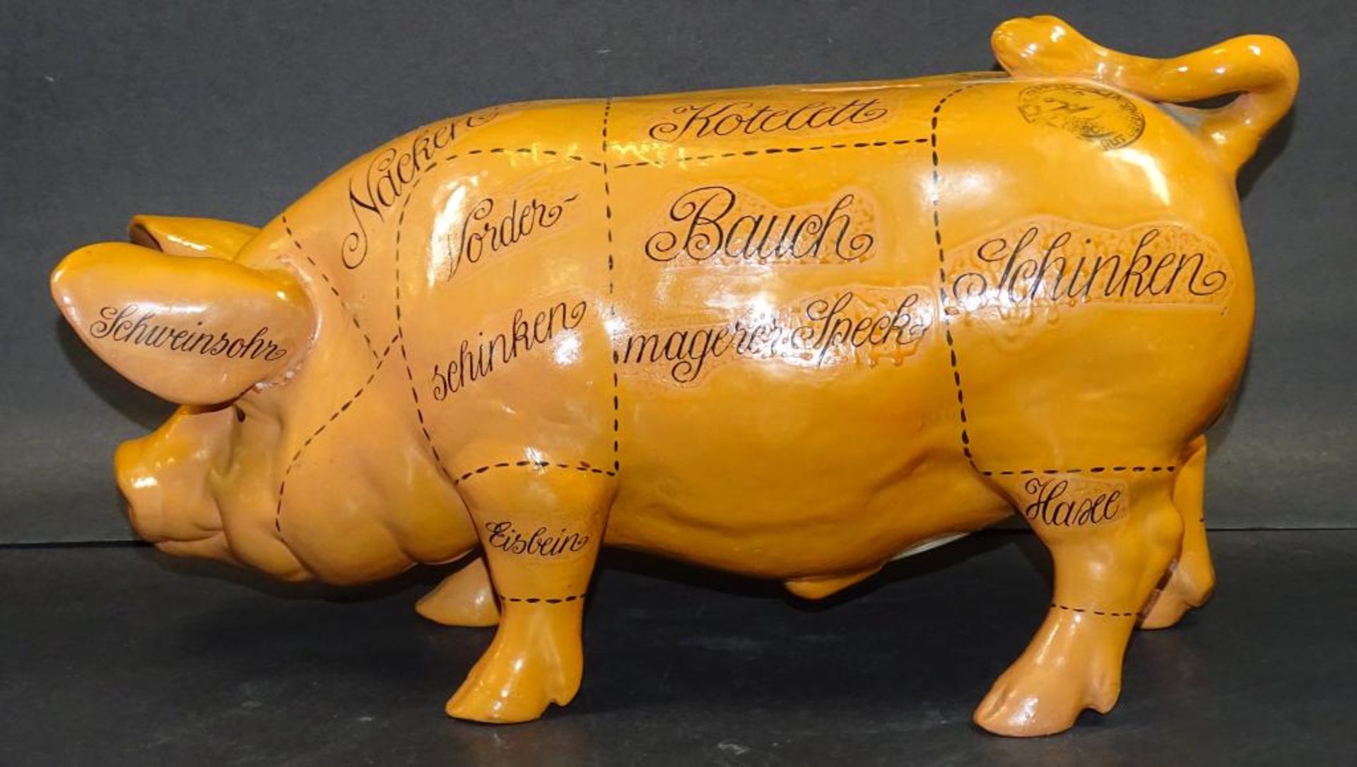 grosses Sparschwein mit Aufteilung der Fleischarten, H-21 cm, L-40 cm- - -22.61 % buyer's premium on