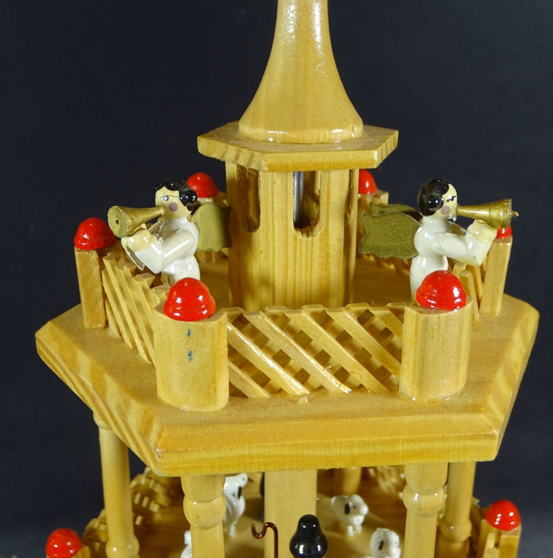 Erzgebirge Weihnachtspyramide mit Spieluhr in OVP von Quelle, Melodie Stille Nacht..., komplett - Bild 4 aus 7