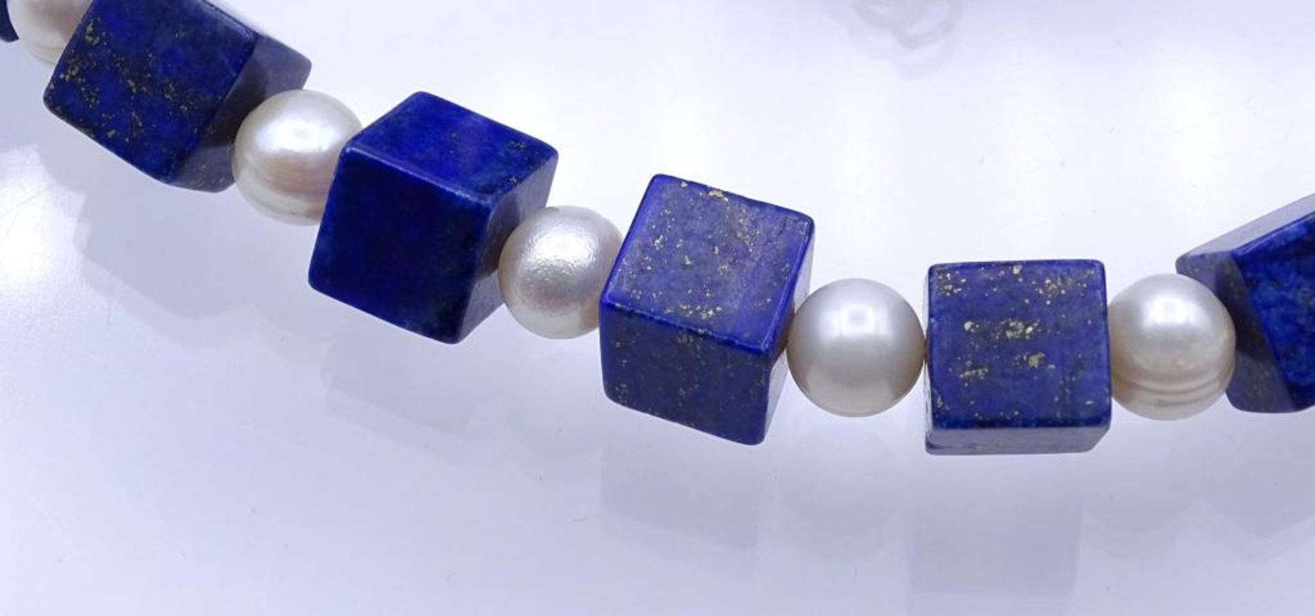 Halskette mit Lapislazuli (8mm) und Frischwasser Perlen (6mm) ,Würfel ungleichmäßig in Farbe und - Bild 3 aus 4