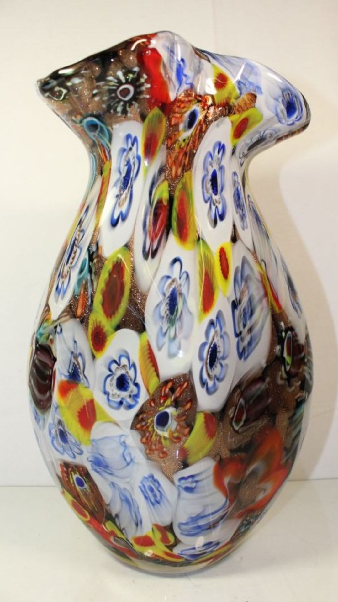 hohe Kunstglas-Vase, farbige Einschmelzungen, H-39cm.- - -22.61 % buyer's premium on the hammer