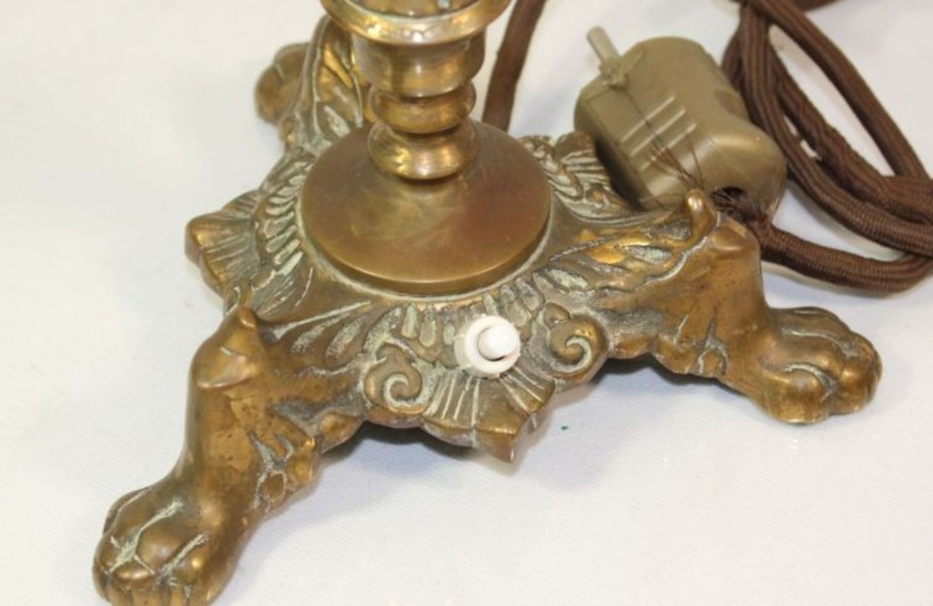 Tischlampe, Bronzestand, Michglasschirm dieser geklebt, H-48cm.- - -22.61 % buyer's premium on the - Bild 2 aus 2