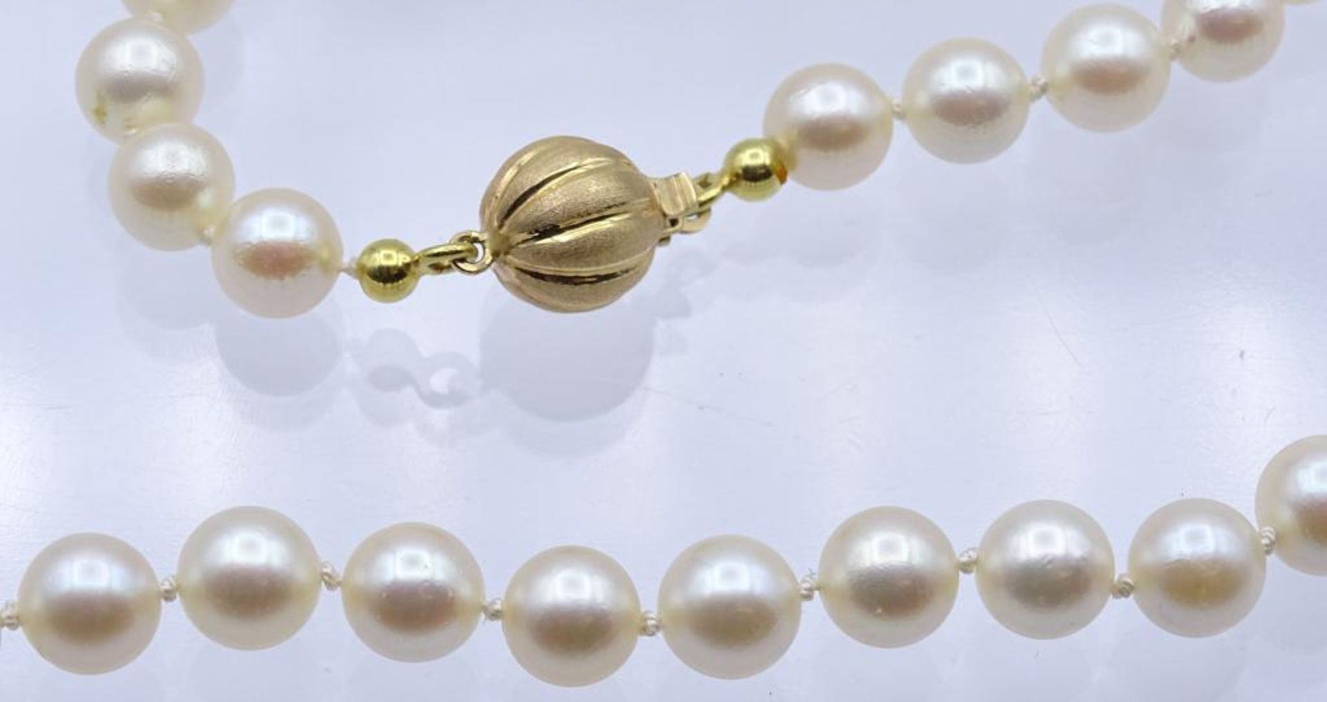Perlen Halskette mit einer Goldschließe 585/000, L- 54c- - -22.61 % buyer's premium on the hammer - Bild 2 aus 4