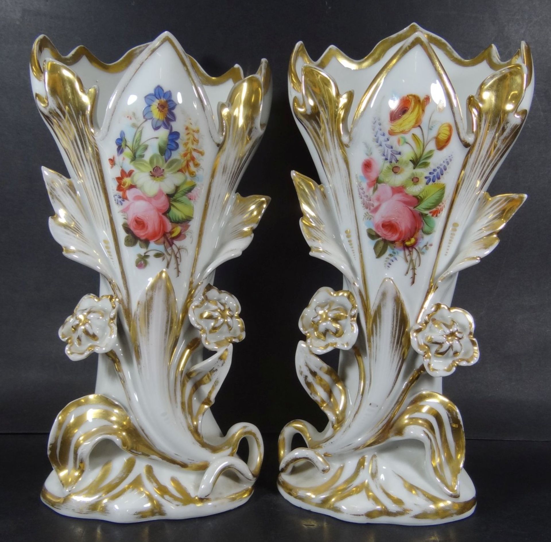 Paar hohe Biedermeier-Vasen um 1850, Blumenmalerei mit Goldstaffage, diese etwas berieben, ansonsten