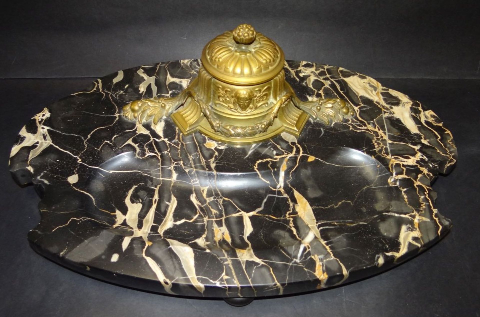 grosse Marmor Schreibtischablage mit Bronze Tintenfass um 1870, 39x24 cm- - -22.61 % buyer's premium