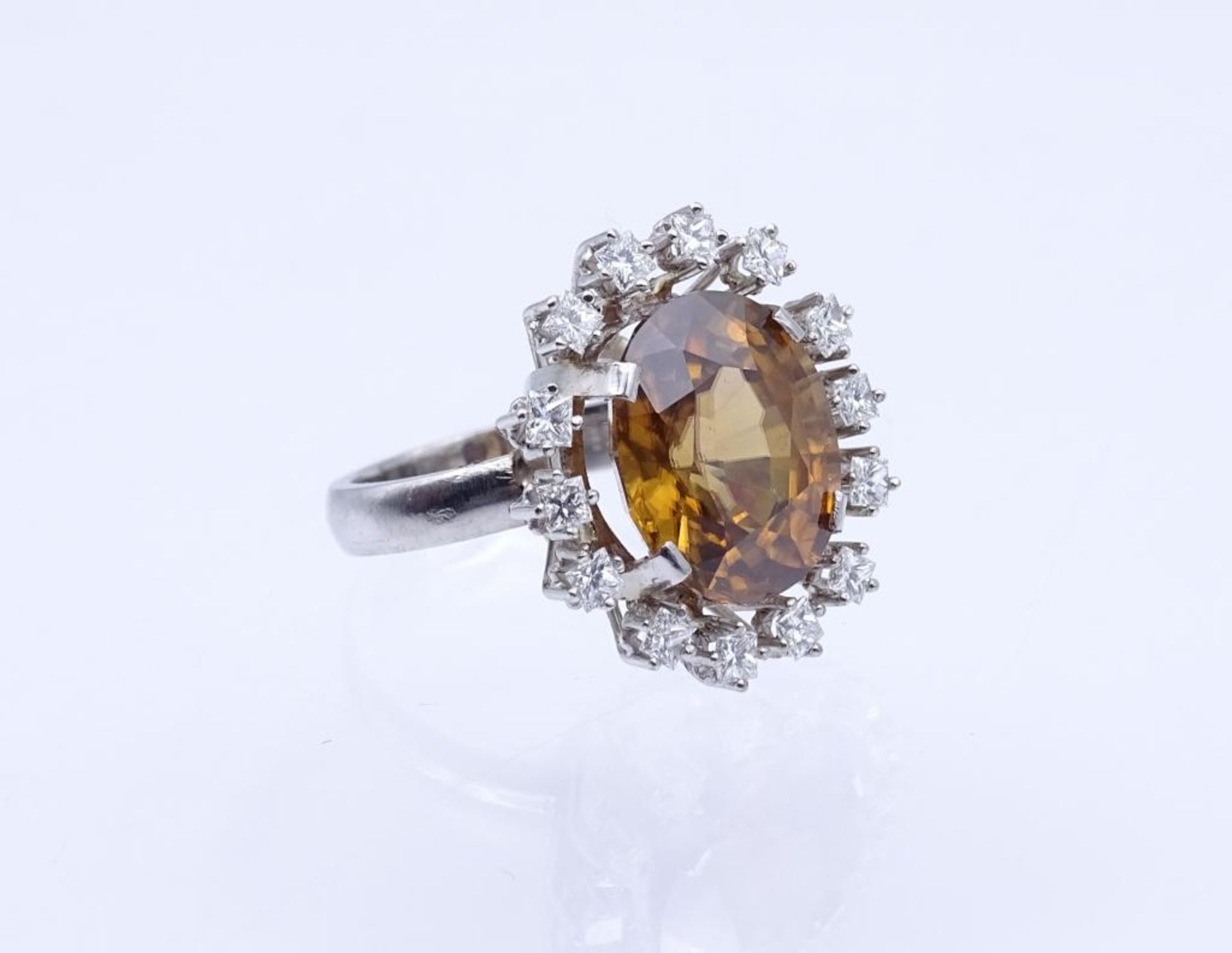 *Prachtvoller 585er WG Ring mit einem Topas und 14 Brillanten zus.ca. 0,42ct. 9,15gr., RG 49 ,Kopf - Bild 9 aus 9