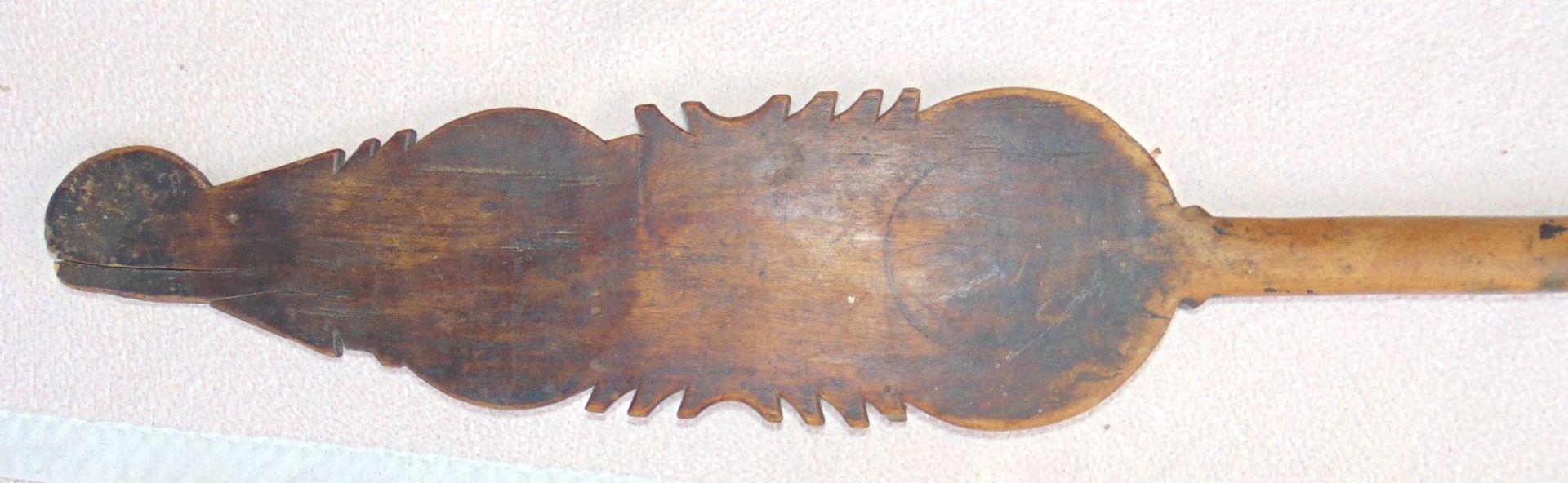 Holz-Fadenhalter oder ähnliches, beschnitzt, wohl 18.Jhd., seitl. Abplatzer, L-85 c- - -22.61 % - Bild 3 aus 3