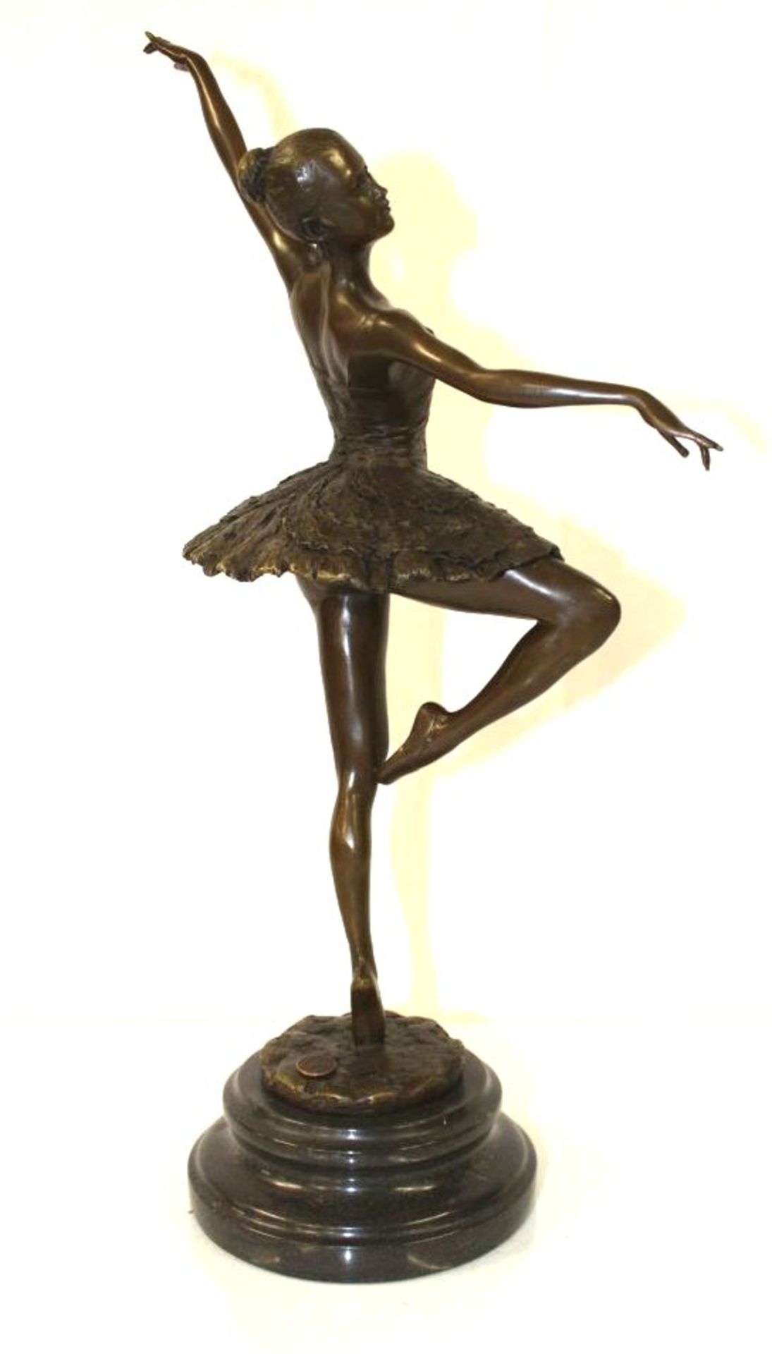 Bronze-Ballerine, patiniert, signiert "Milo", Gießmarke, Marmorsockel, H-46cm B-ca.26cm.- - -22.61 % - Bild 5 aus 7