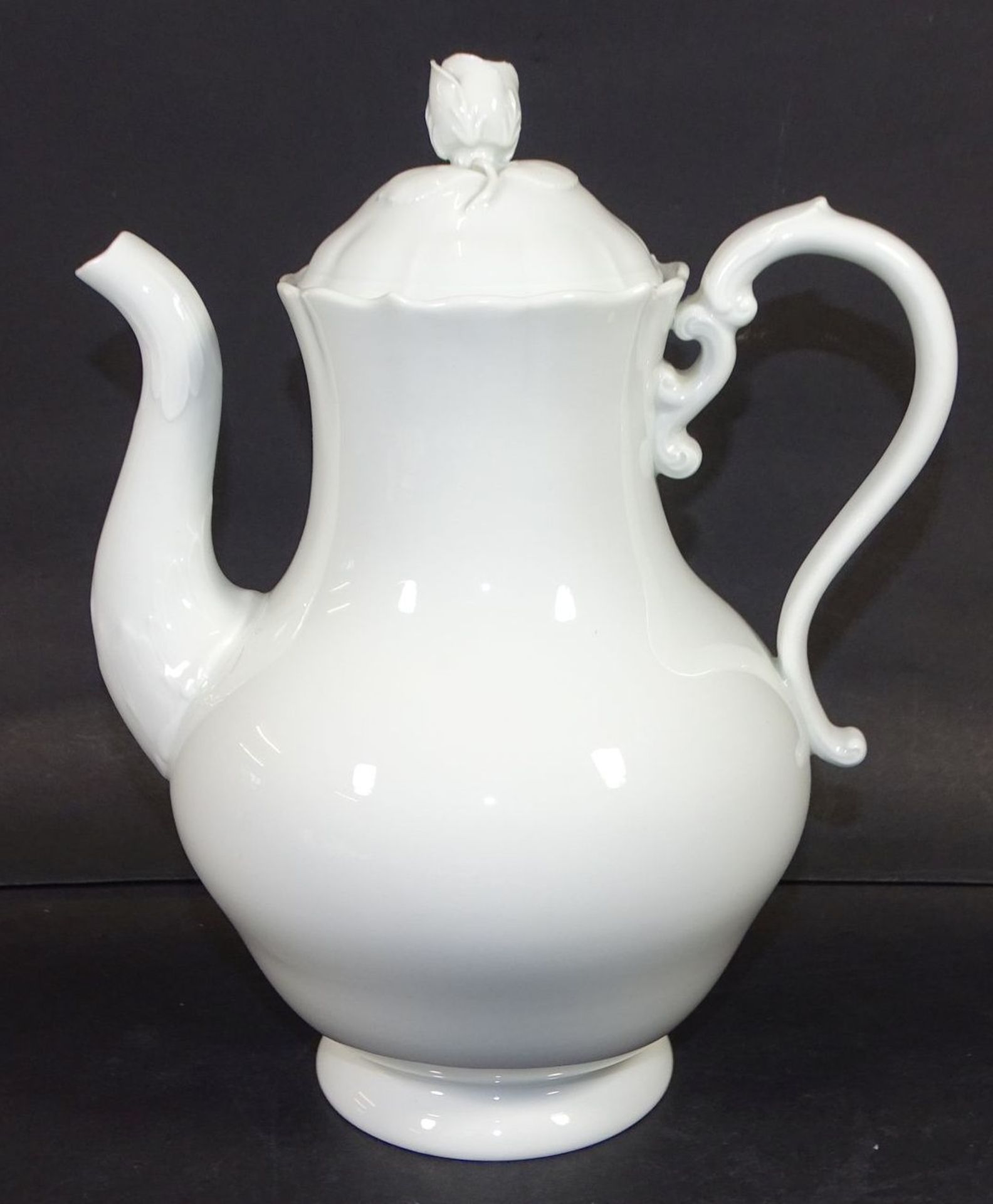 gr. Kaffeekanne "Meissen", weiss, Deckelrose bestossen, H-23 cm, Schwertermarke durchschliffen und - Bild 2 aus 6