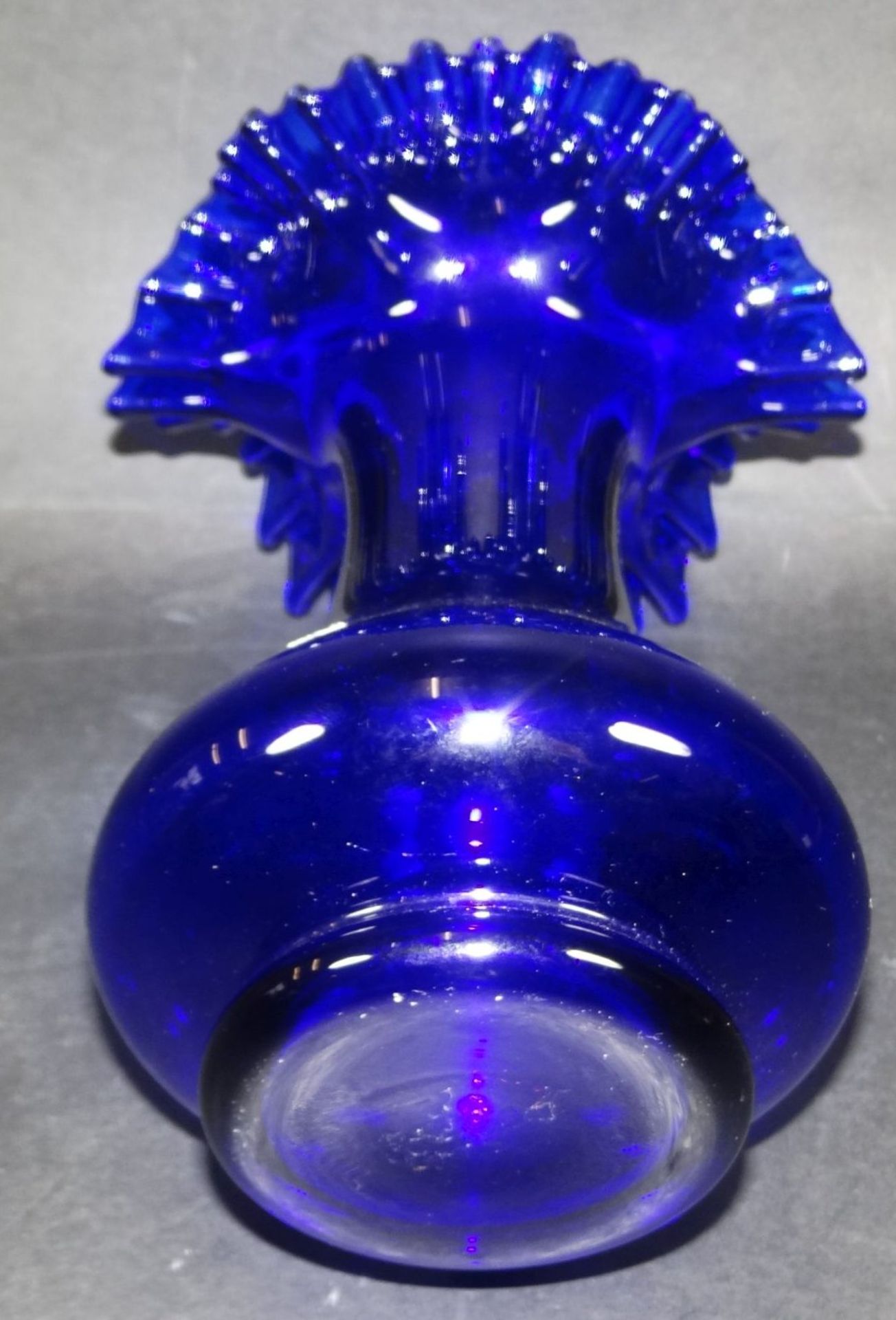 böhmische Glasvase, blau, H-18 cm, D-13 cm, orig. Etiket- - -22.61 % buyer's premium on the hammer - Bild 5 aus 5