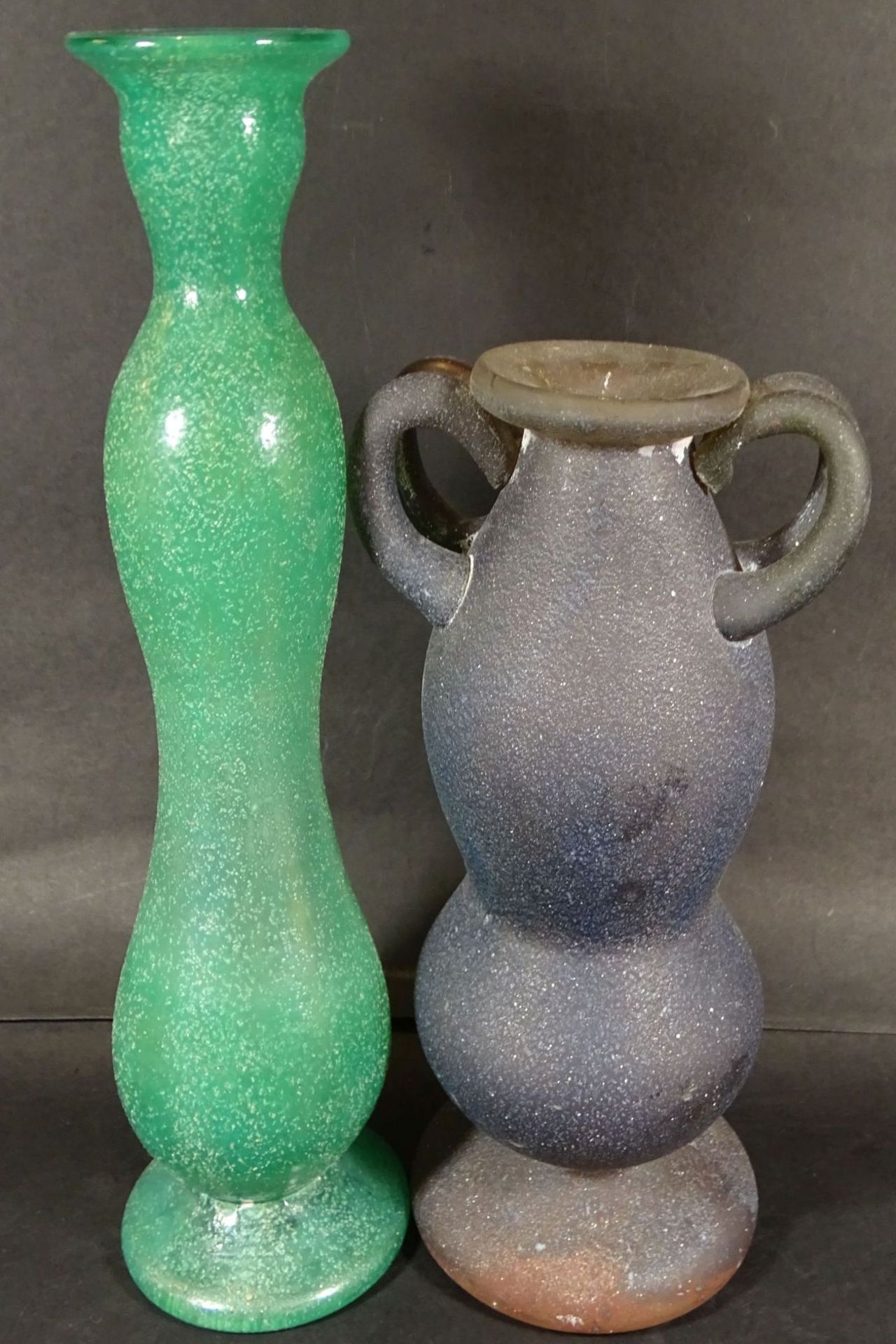 2x Kunstglas-Vasen, Handarbeit, H-23 und 29,5 cm- - -22.61 % buyer's premium on the hammer
