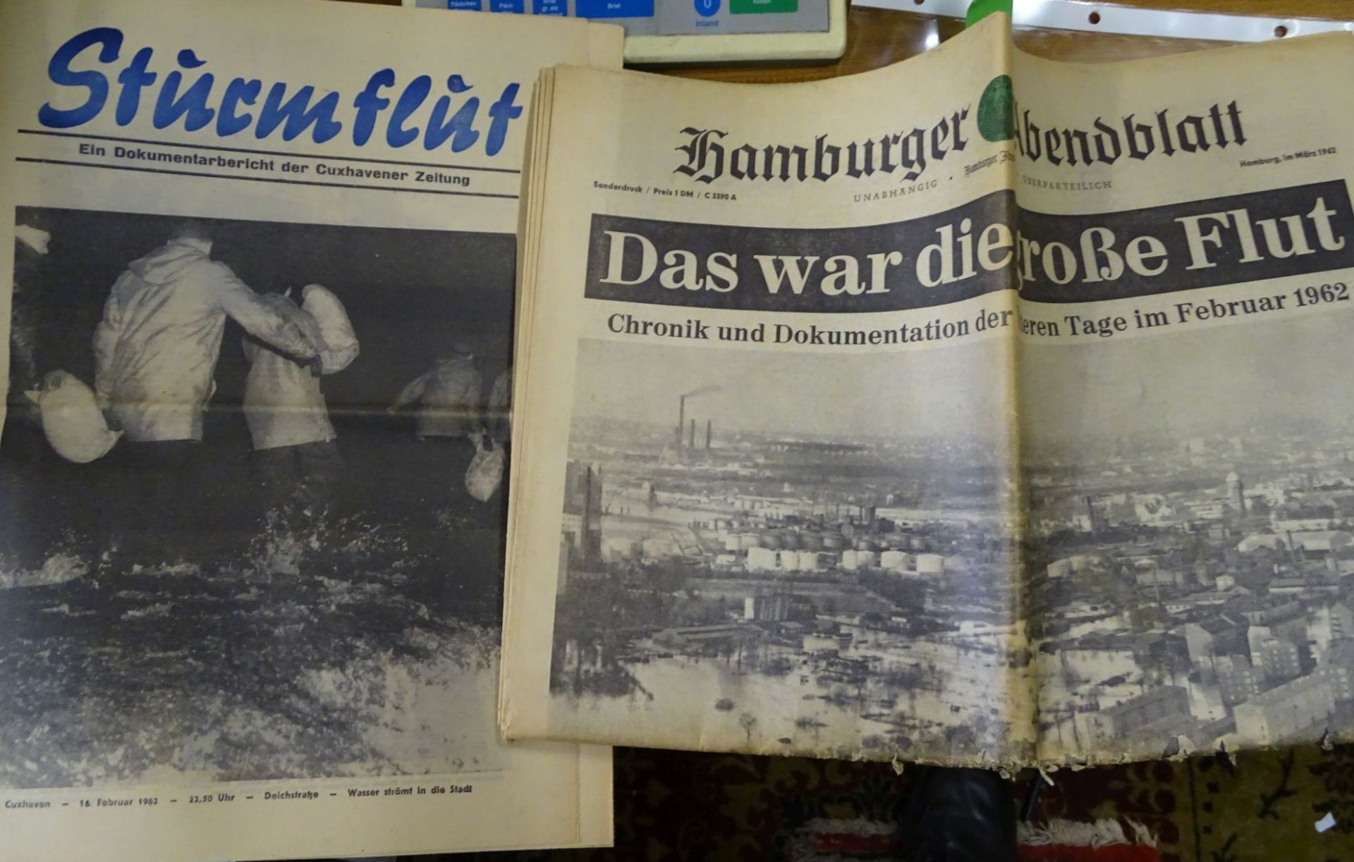 2x Zeitungen über die grosse Sturmflut 1062, Hamburger Abendblatt und Cuxhavener Zeitun- - -22.