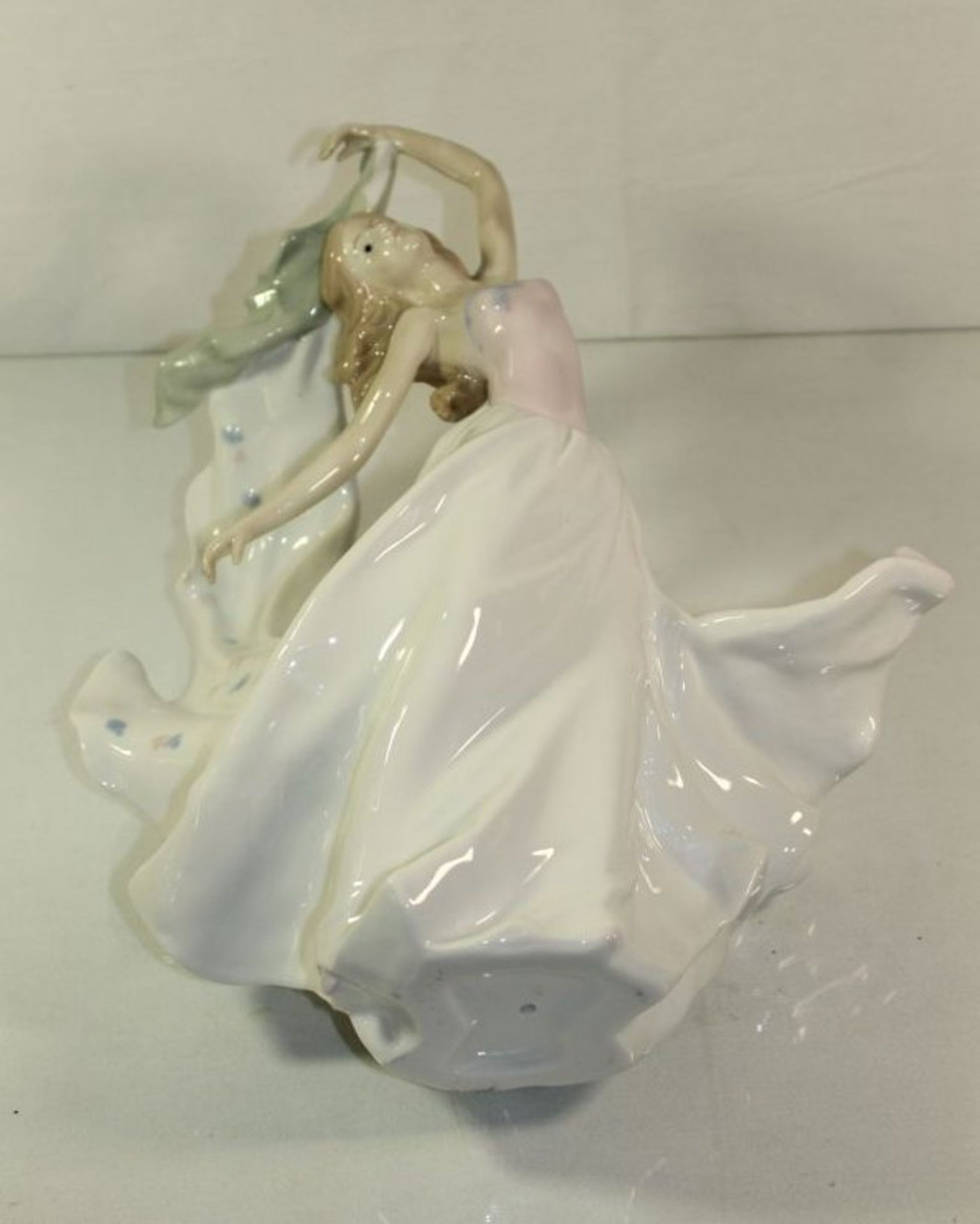 Figur, junges tanzendes Mädchen in wallendem Kleid, ungemarkt, H-36cm.- - -22.61 % buyer's premium - Image 5 of 5