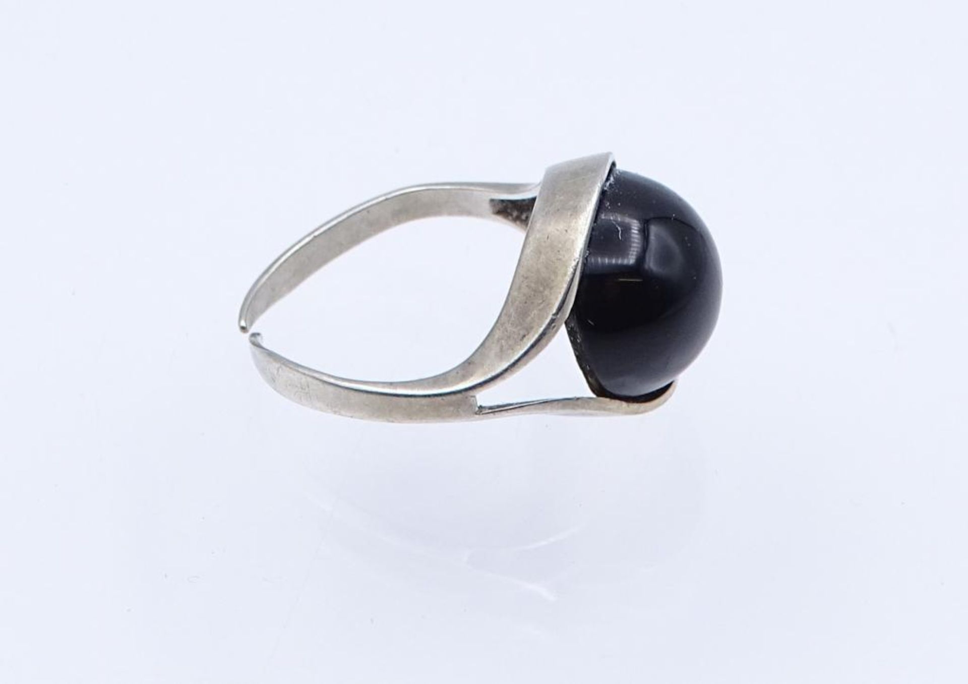 835er Silber Ring mit einen schwarzen runden Stein, 3,5gr., offene Ringschiene- - -22.61 % buyer's - Bild 2 aus 3