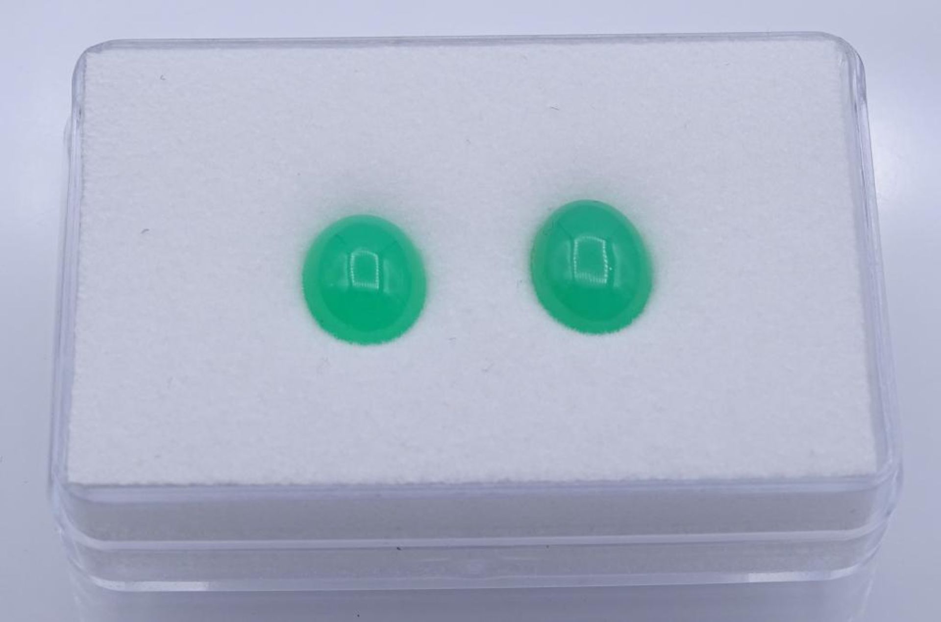 2 Chrysoprase, zus. 5,13 ct, ovale Cabochons- - -22.61 % buyer's premium on the hammer priceVAT - Bild 2 aus 2