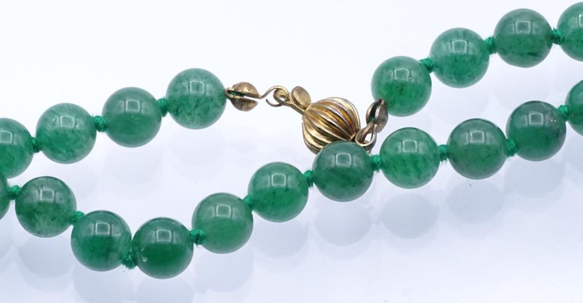 Kugelförmige Halskette, Jade?,verg.Verschluss,ca.L- 80cm, 61gr- - -22.61 % buyer's premium on the - Bild 2 aus 3