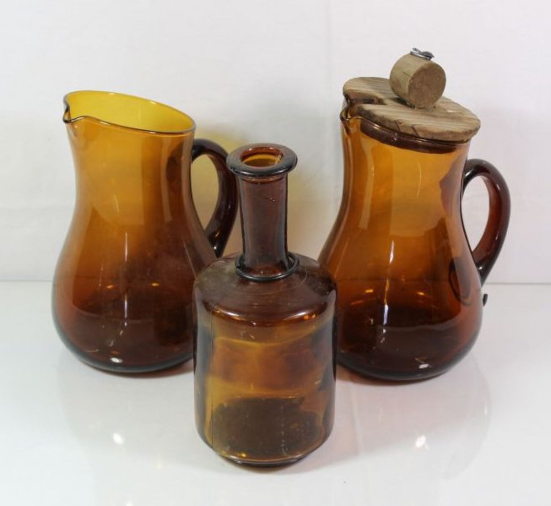 2x Schenkkrüge sowie eine Flasche, braunes Glas, ca. H-22cm.- - -22.61 % buyer's premium on the