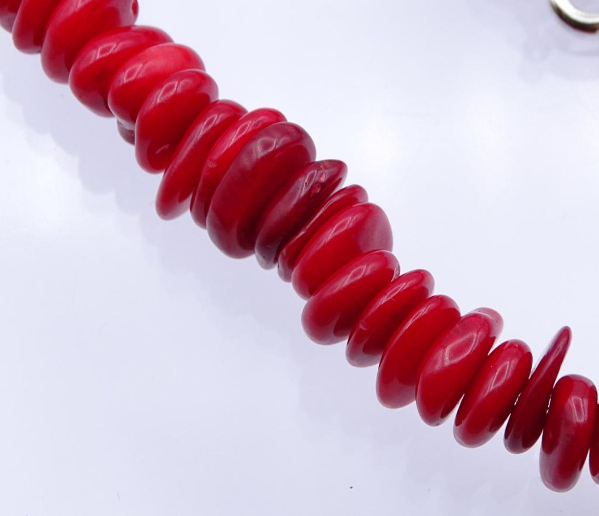 Halskette, unregelmäßige Scheiben,rot gefärbte Koralle mit einer Kunstperle,versilberter Karabiner - Bild 4 aus 6