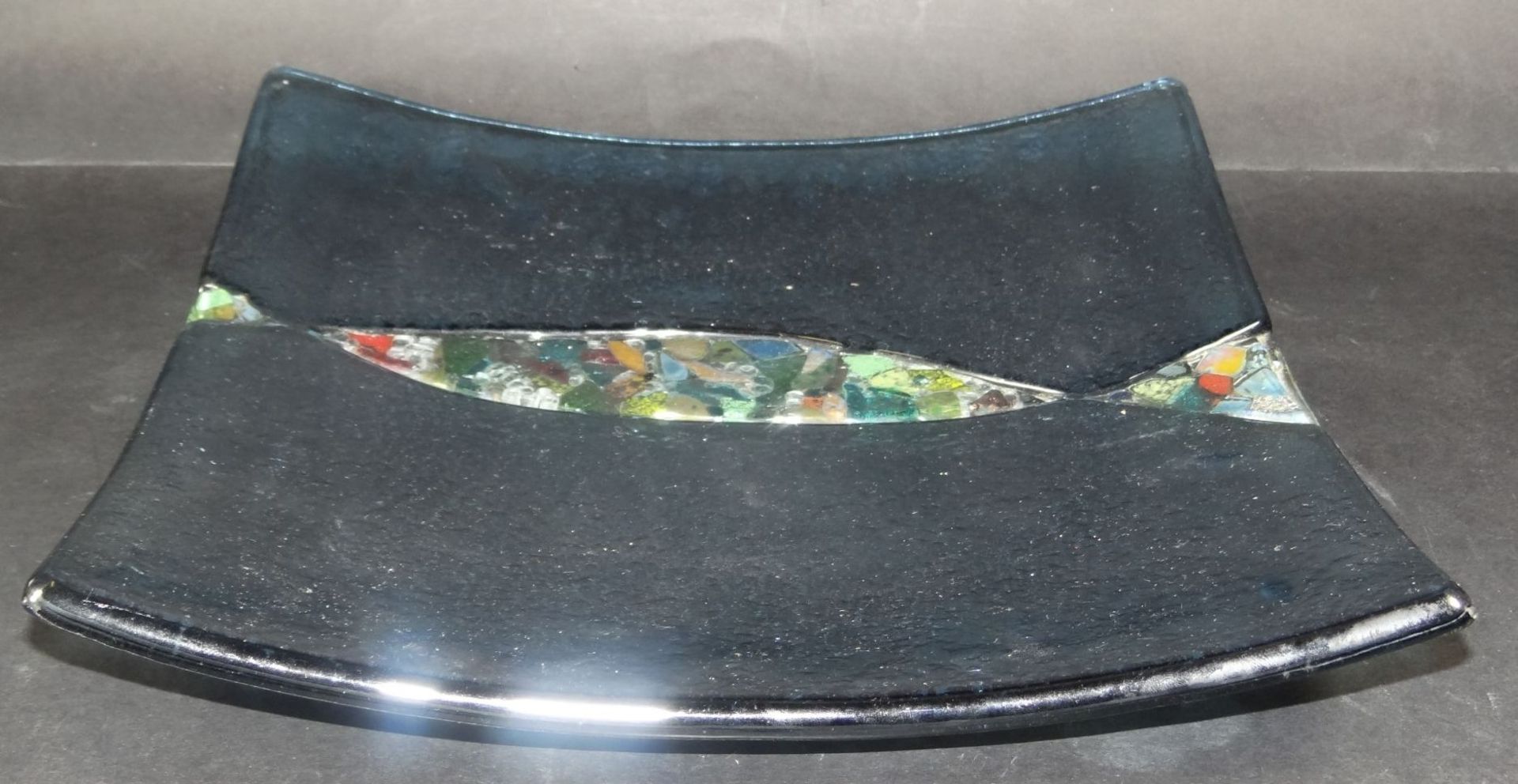 moderne geschwungene Glasschale, mittig bunt, 27x27 cm, H-5 cm- - -22.61 % buyer's premium on the