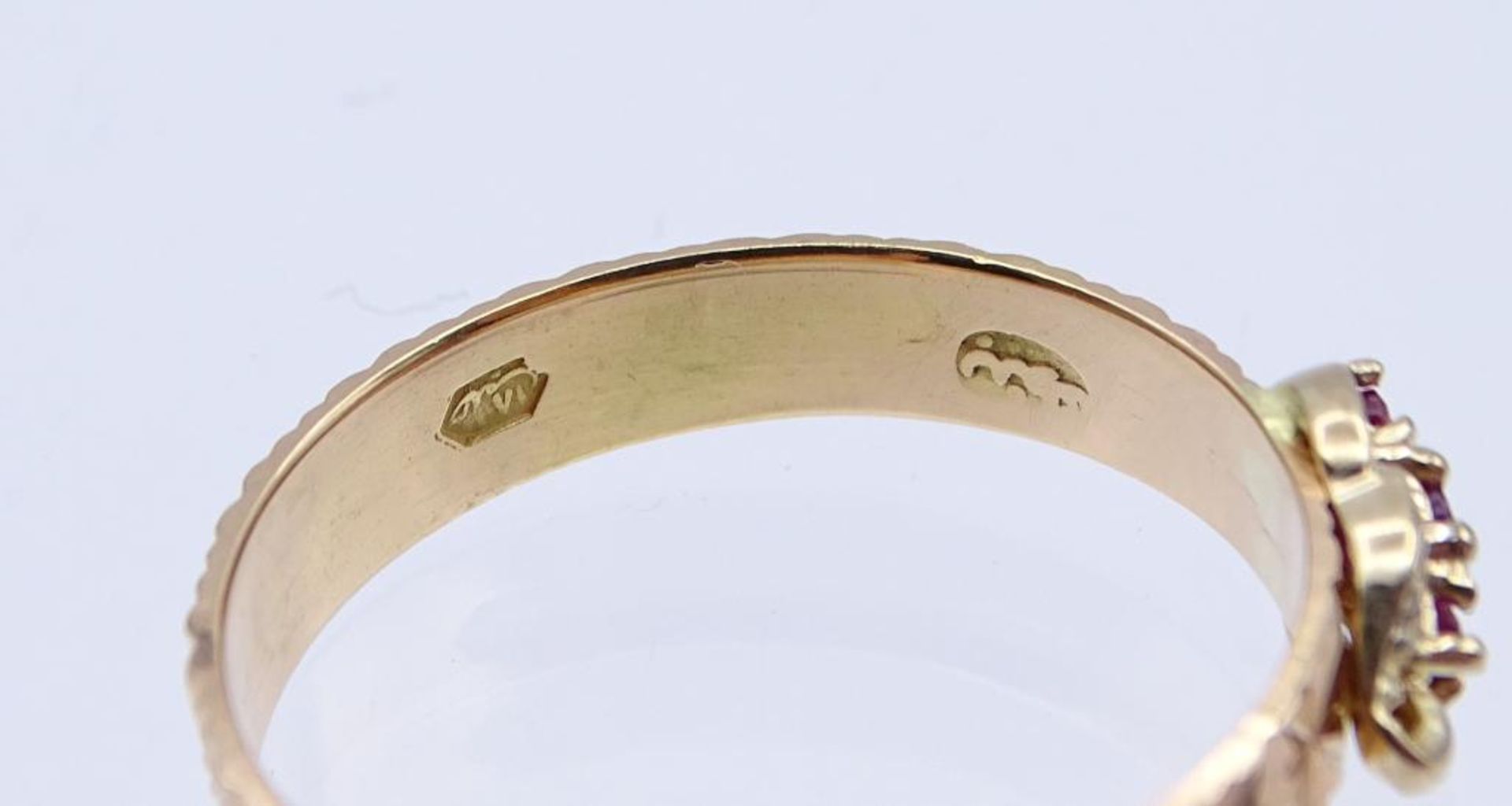 916er Rotgold Ring mit drei Rubine und ein Diamantsplitter,arabisch gestempelt, 3,2gr., RG 63- - - - Bild 7 aus 7