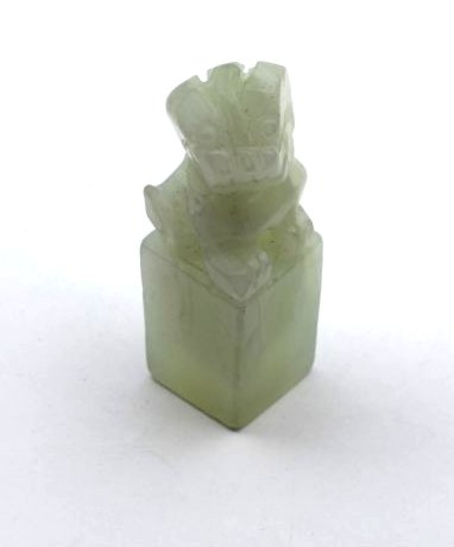 kl. Fu-Hund auf Podest, wohl Jade, China, H-7cm.- - -22.61 % buyer's premium on the hammer