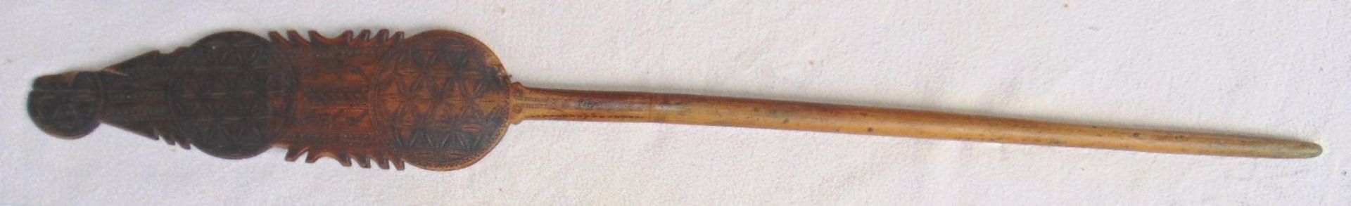 Holz-Fadenhalter oder ähnliches, beschnitzt, wohl 18.Jhd., seitl. Abplatzer, L-85 c- - -22.61 %