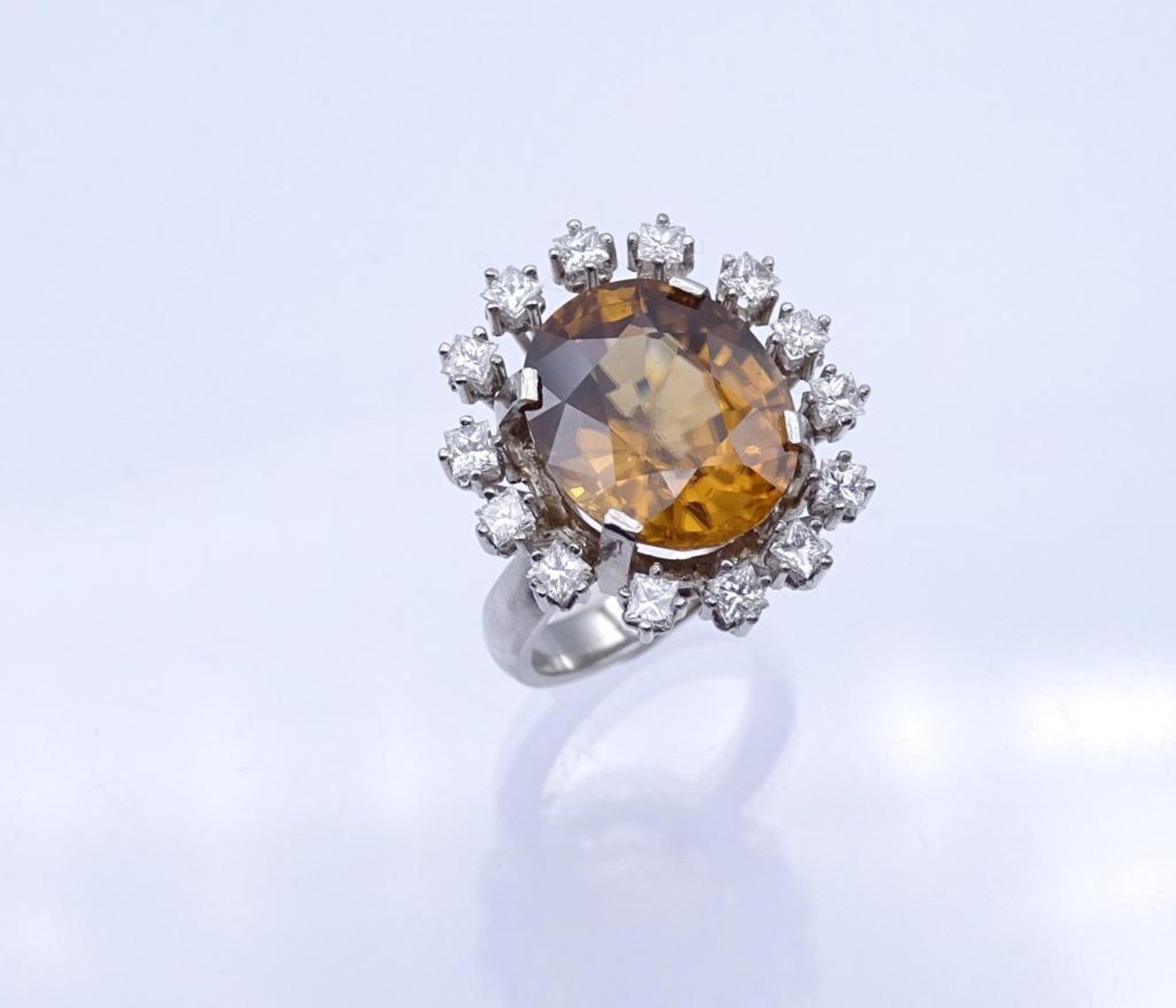 *Prachtvoller 585er WG Ring mit einem Topas und 14 Brillanten zus.ca. 0,42ct. 9,15gr., RG 49 ,Kopf - Bild 6 aus 9