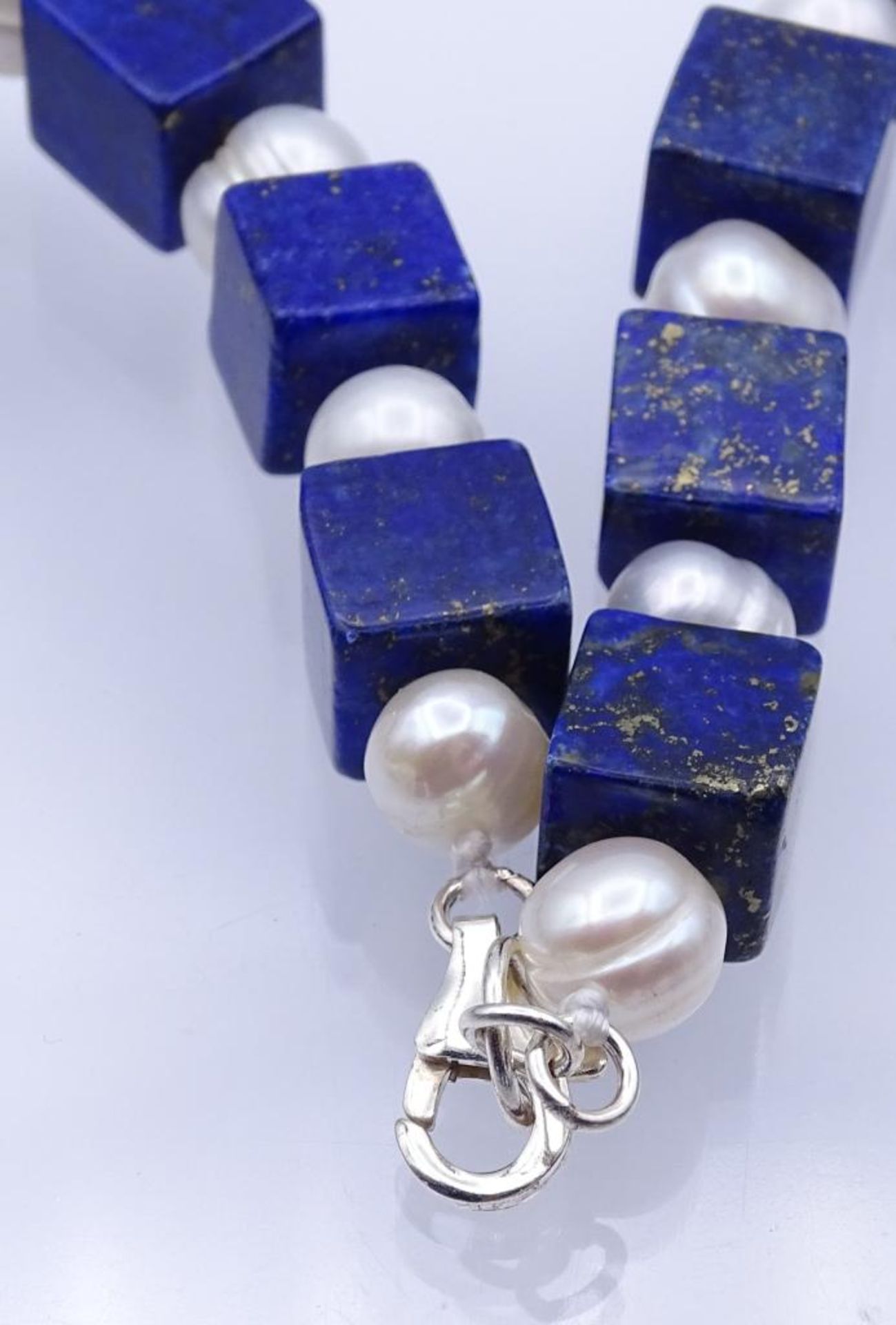 Halskette mit Lapislazuli (8mm) und Frischwasser Perlen (6mm) ,Würfel ungleichmäßig in Farbe und - Bild 2 aus 4