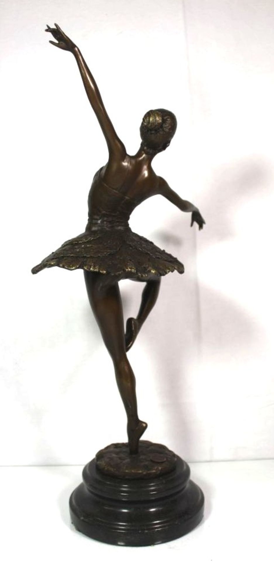 Bronze-Ballerine, patiniert, signiert "Milo", Gießmarke, Marmorsockel, H-46cm B-ca.26cm.- - -22.61 % - Bild 4 aus 7