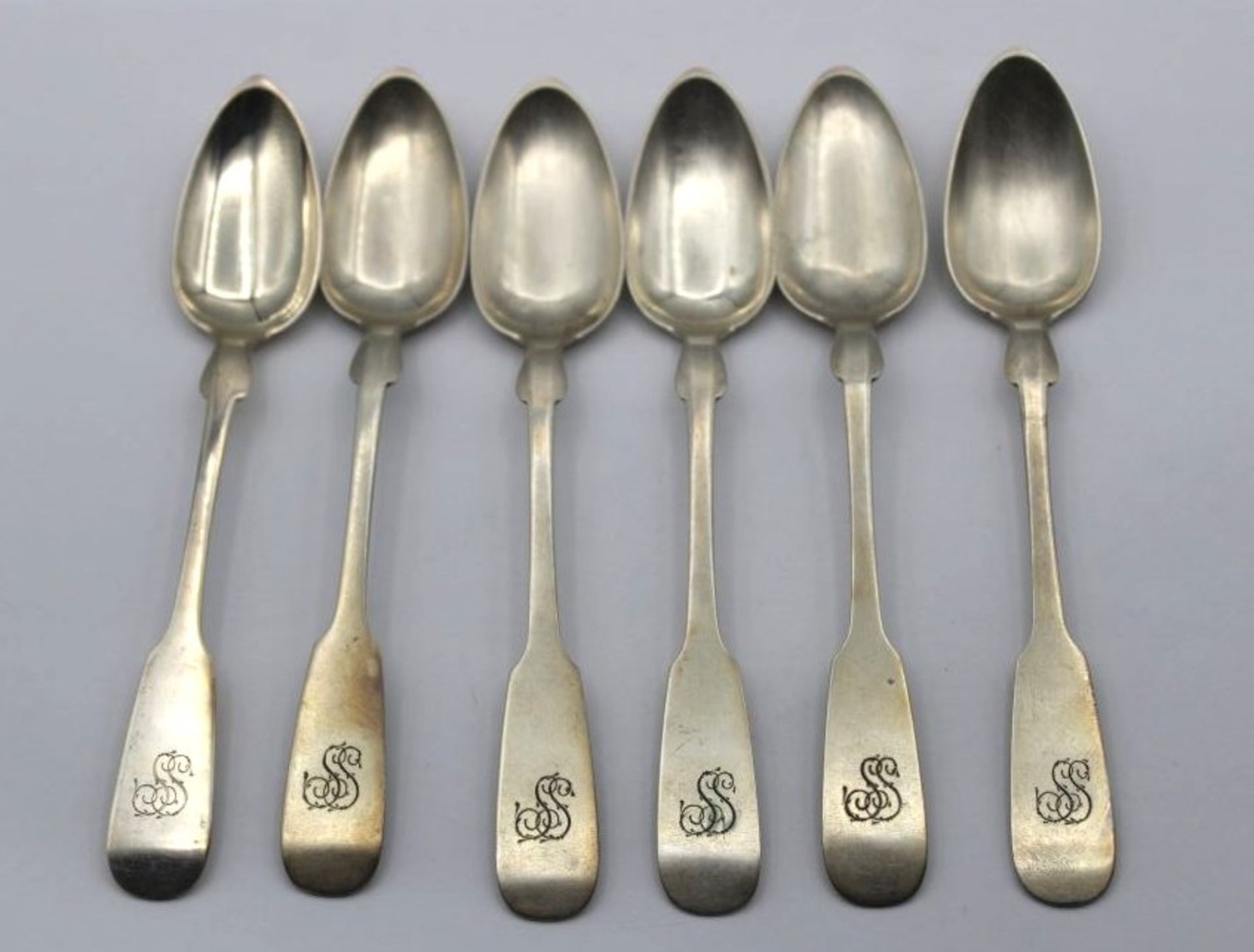 6x Kaffeelöffel um 1900, 750er Silber, Vorder-u. Rückseite mit Monogramm, 92,7gr., Spatenform, L-