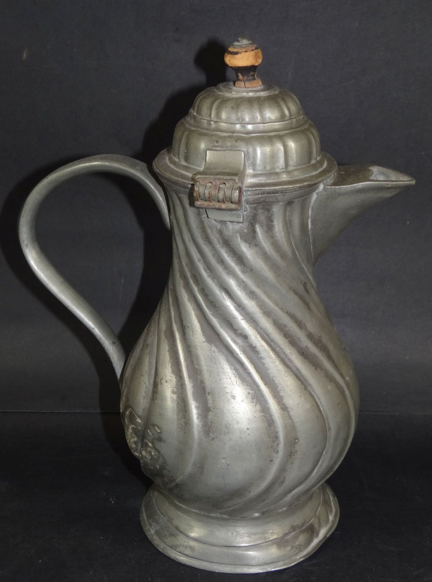 Zinn Kaffeekanne, in Boden dat. 1762, Dresdner Barockdekor, Alters-u. Gebrauchsspuren, H-26 cm- - - - Bild 2 aus 5