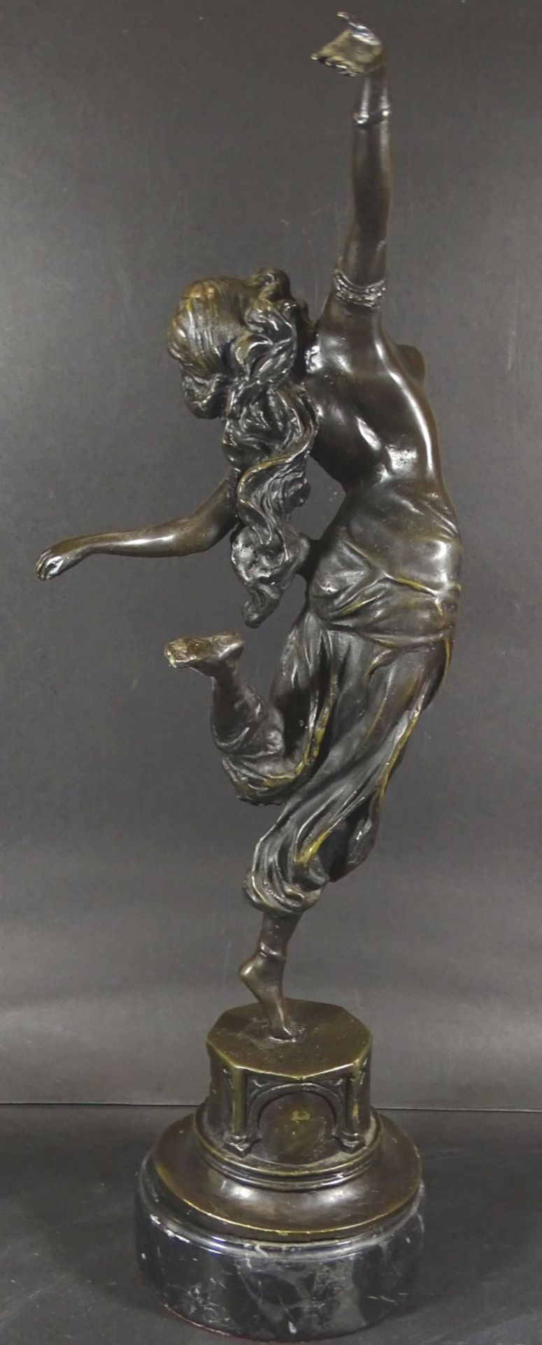 Bronze, tanzendes Mädchen auf Marmorsockel, H-48 c- - -22.61 % buyer's premium on the hammer - Bild 6 aus 7